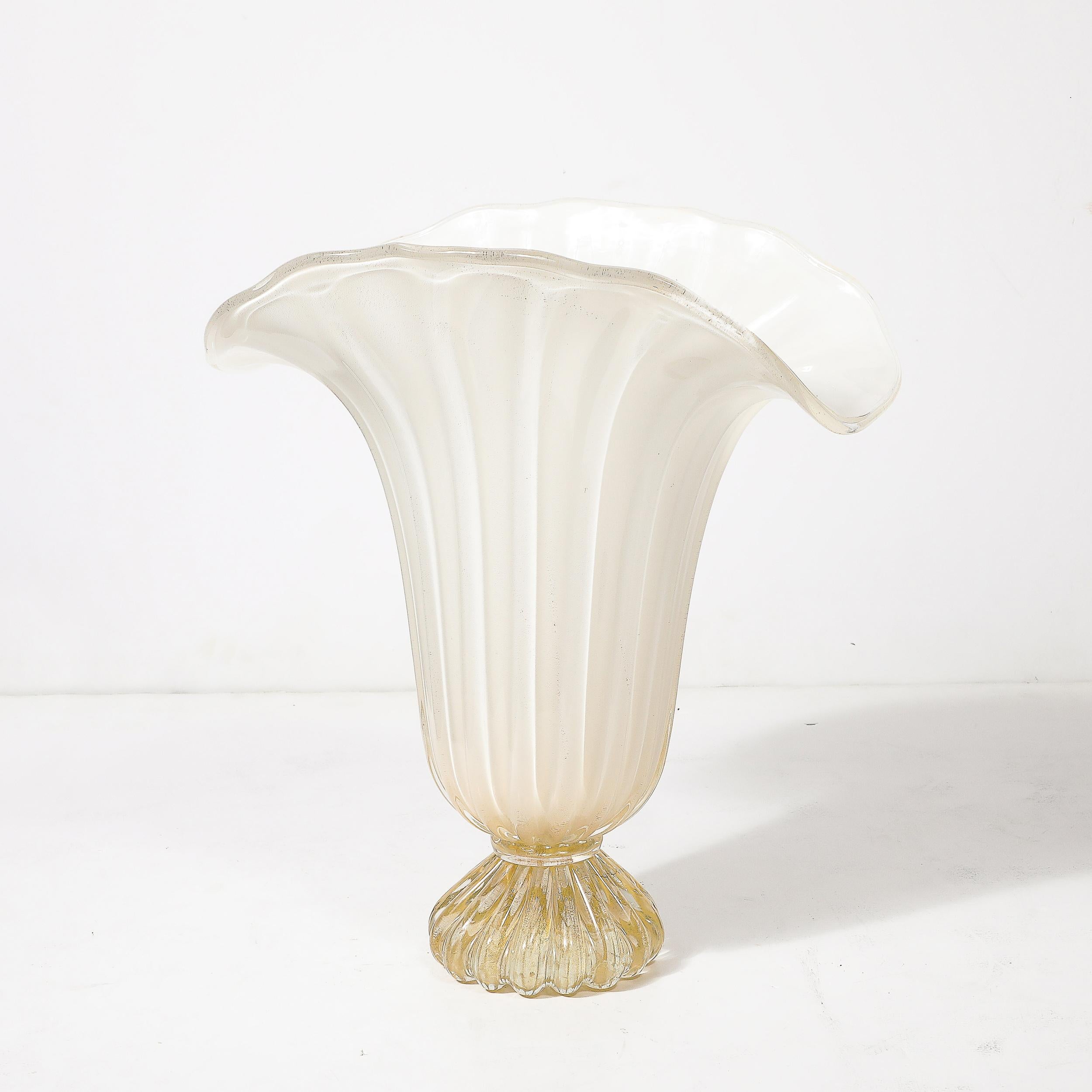 Jarrón modernista de cristal nacarado de Murano soplado a mano con motas de oro de 24 quilates en Excelente estado para la venta en New York, NY