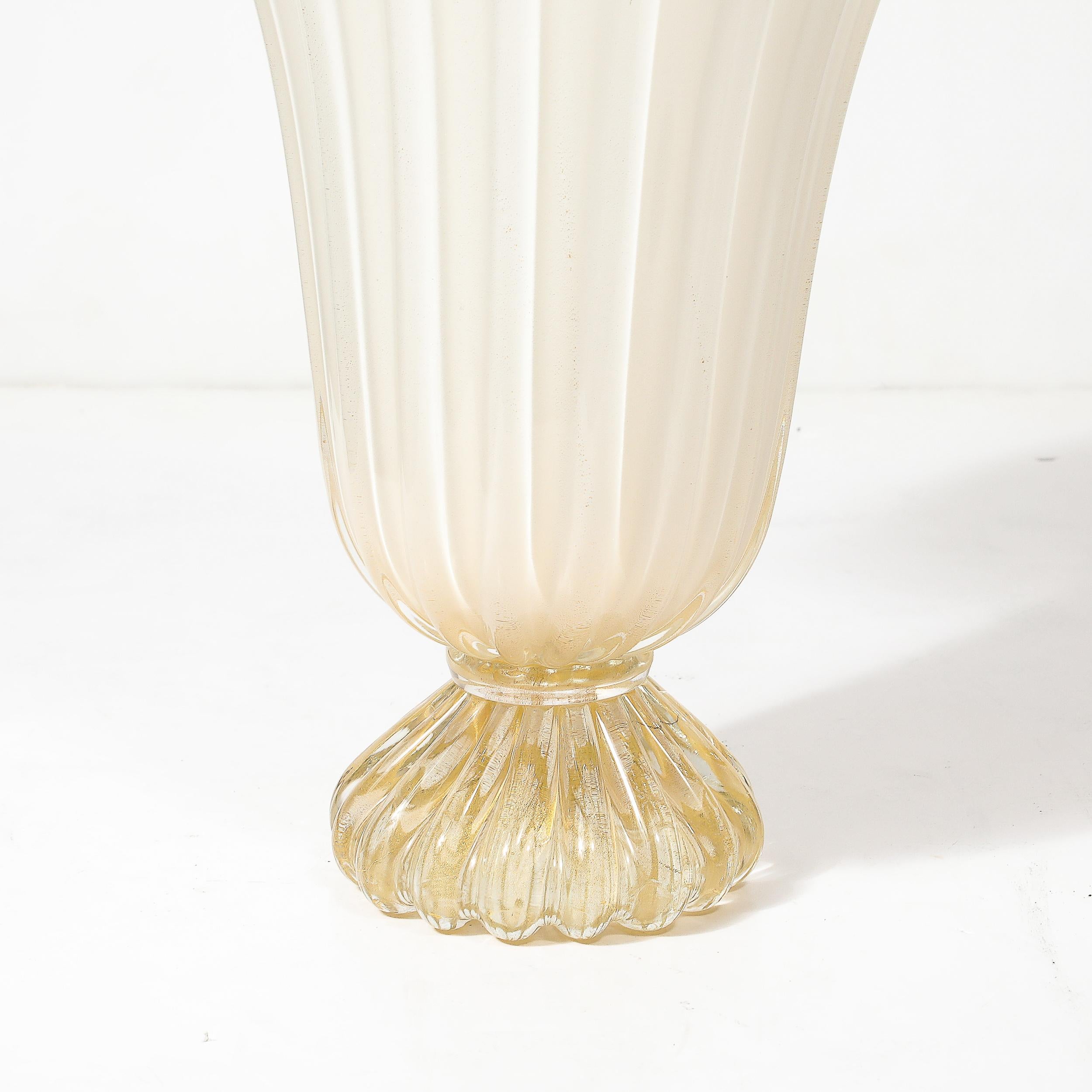 Jarrón modernista de cristal nacarado de Murano soplado a mano con motas de oro de 24 quilates Siglo XXI y contemporáneo en venta