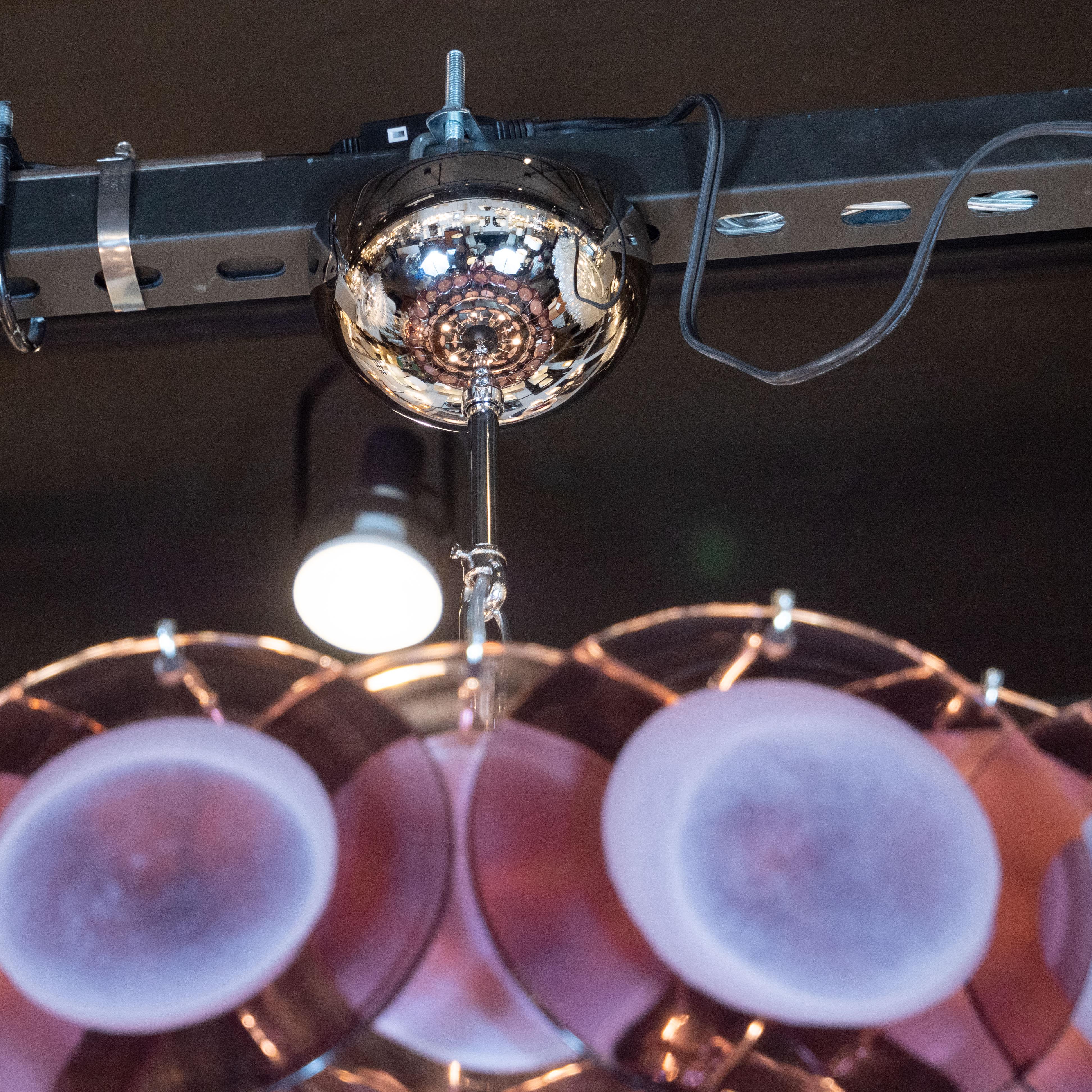 Modernistischer mundgeblasener pflaumenfarbener Muranoglas-Kronleuchter mit Chrom im Zustand „Hervorragend“ im Angebot in New York, NY