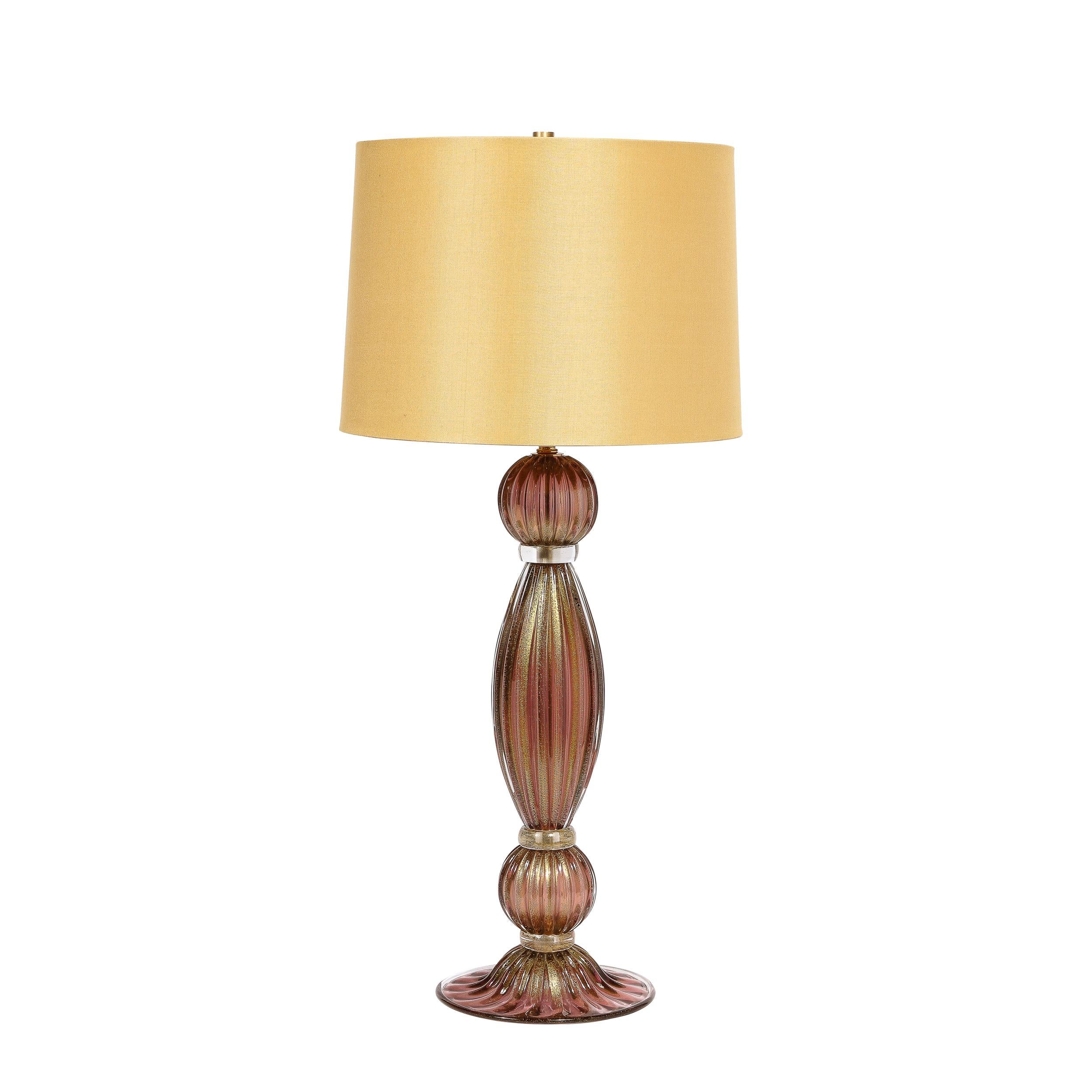 
Cette paire de lampes de table élégante et spectaculaire a été soufflée à la main à Murano, en Italie - l'île au large de Venise, réputée depuis des siècles pour sa production de verre de qualité supérieure. Ces corps cylindriques ondulants et