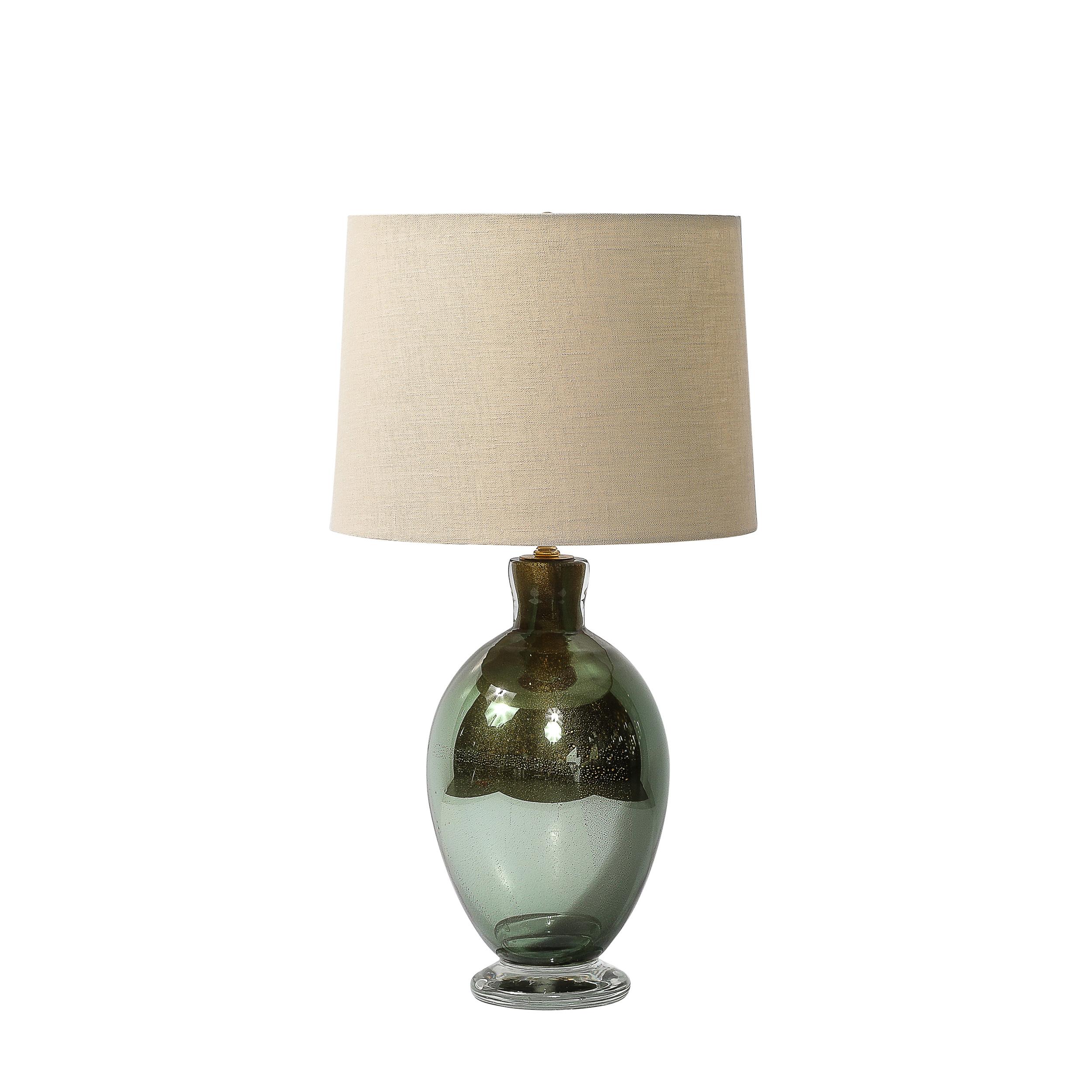 Dieses hübsche Paar modernistischer mundgeblasener Murano-Smaragdglas-Tischlampen mit 24-karätigen Goldflecken stammt aus dem Italien des 21. Jahrhunderts. Der abgerundete Körper und die sich verjüngende Halterung sind in einem atemberaubenden