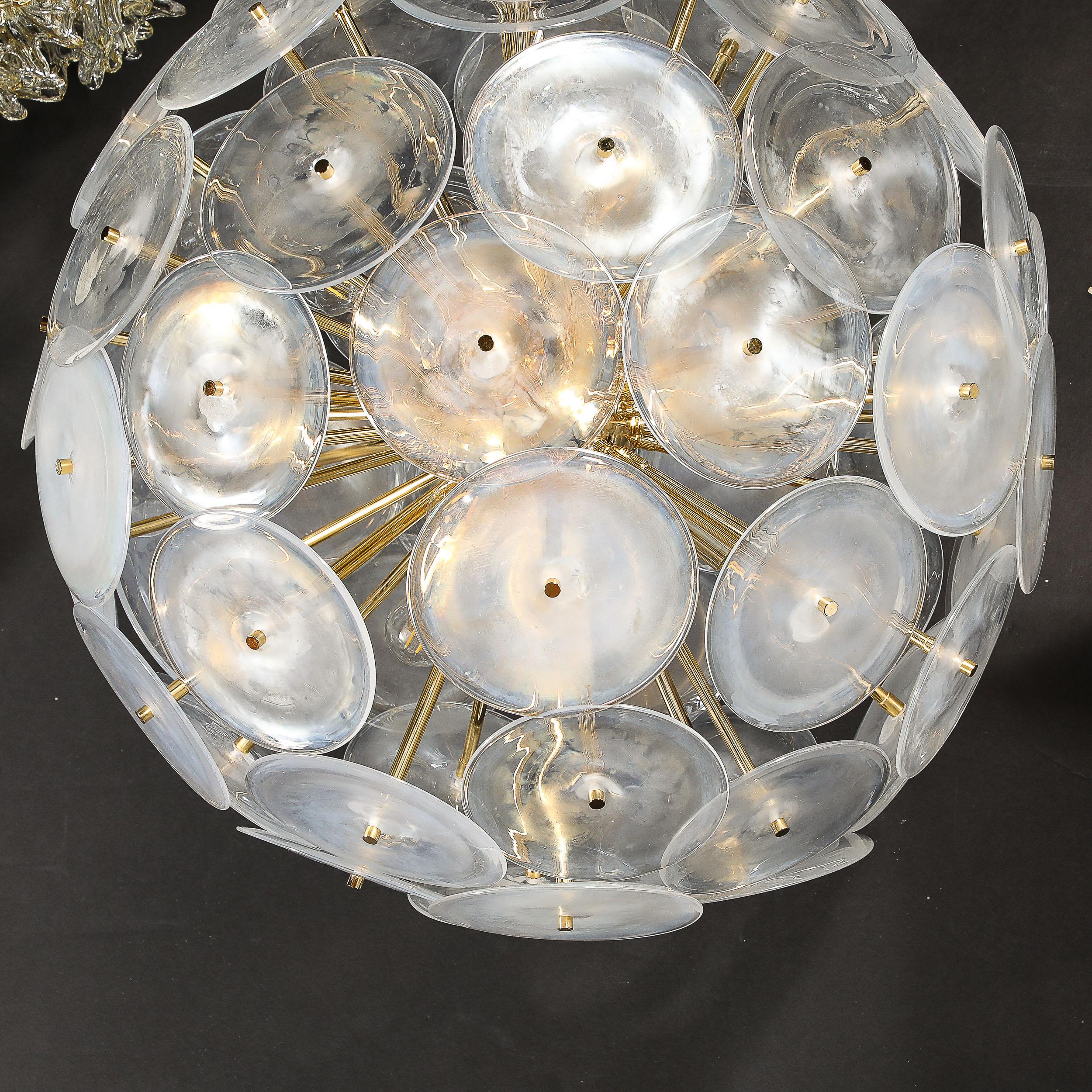 Lustre moderniste en verre de Murano opalescent soufflé à la main avec raccords en laiton en vente 3