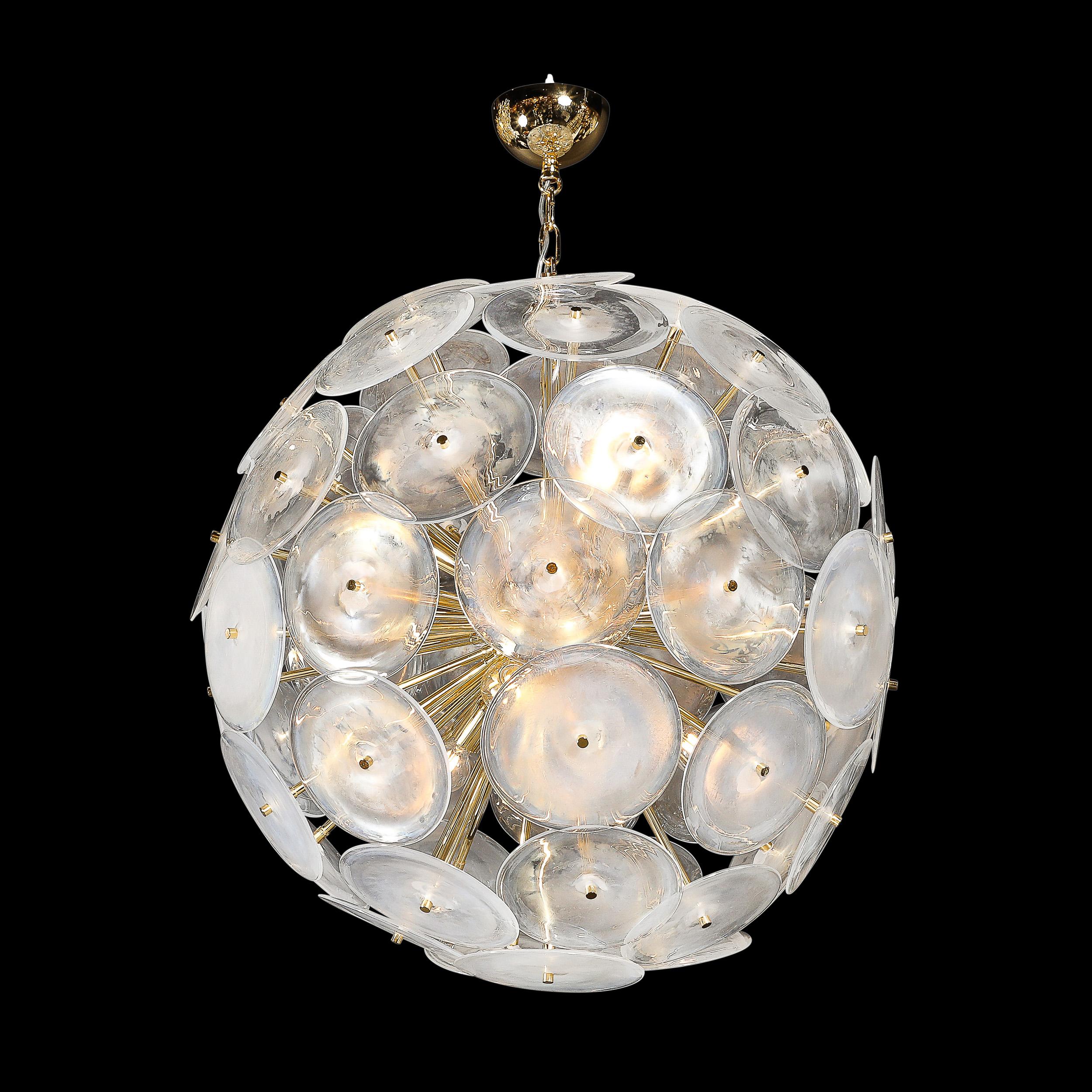 Cet étonnant et élégant lustre à disque Sputnik en verre de Murano soufflé à la main et opalescent avec des Elegs en laiton provient d'Italie au 21ème siècle. Cette lampe présente une forme sphérique de Sputnik composée de disques de verre Murano