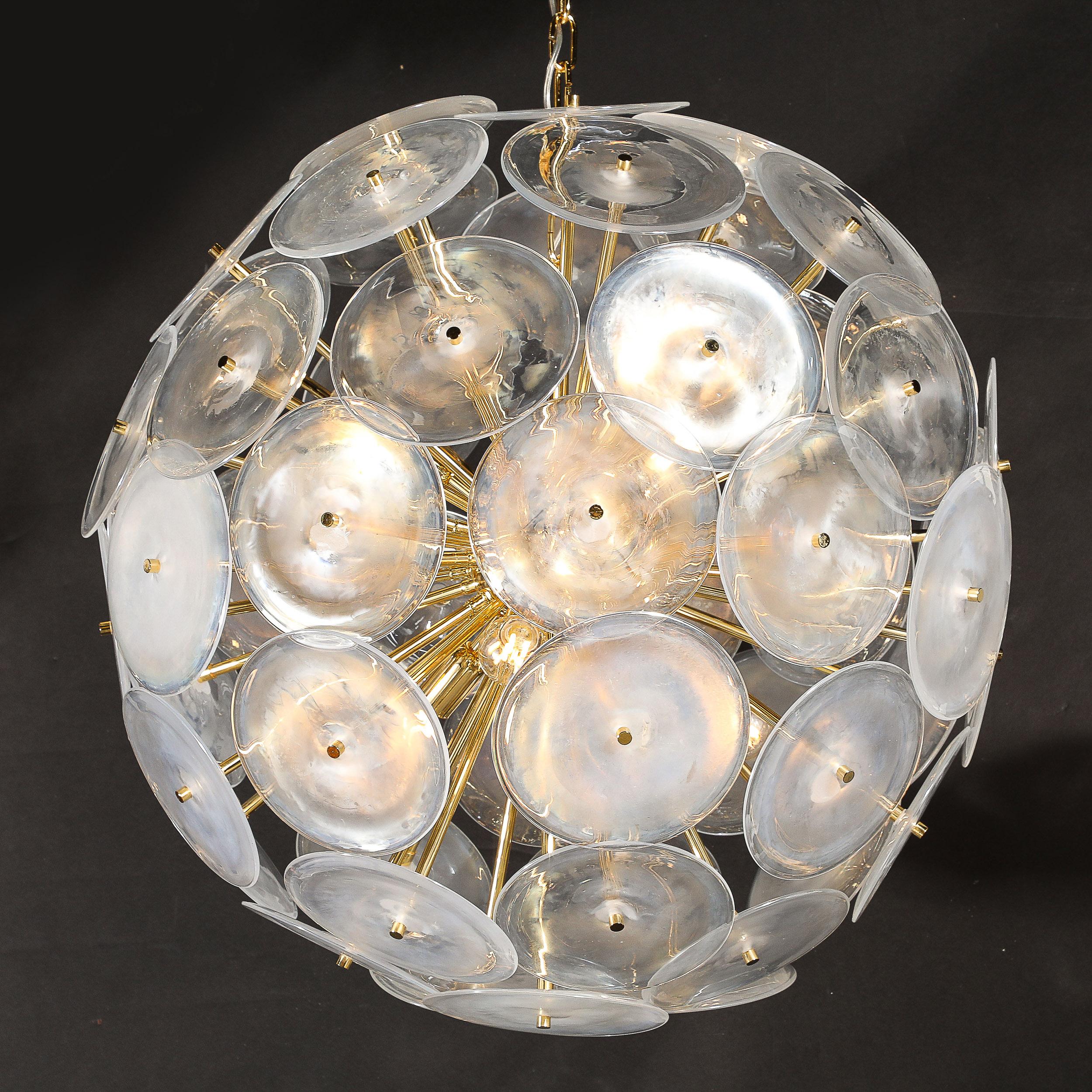 Moderne Lustre moderniste en verre de Murano opalescent soufflé à la main avec raccords en laiton en vente
