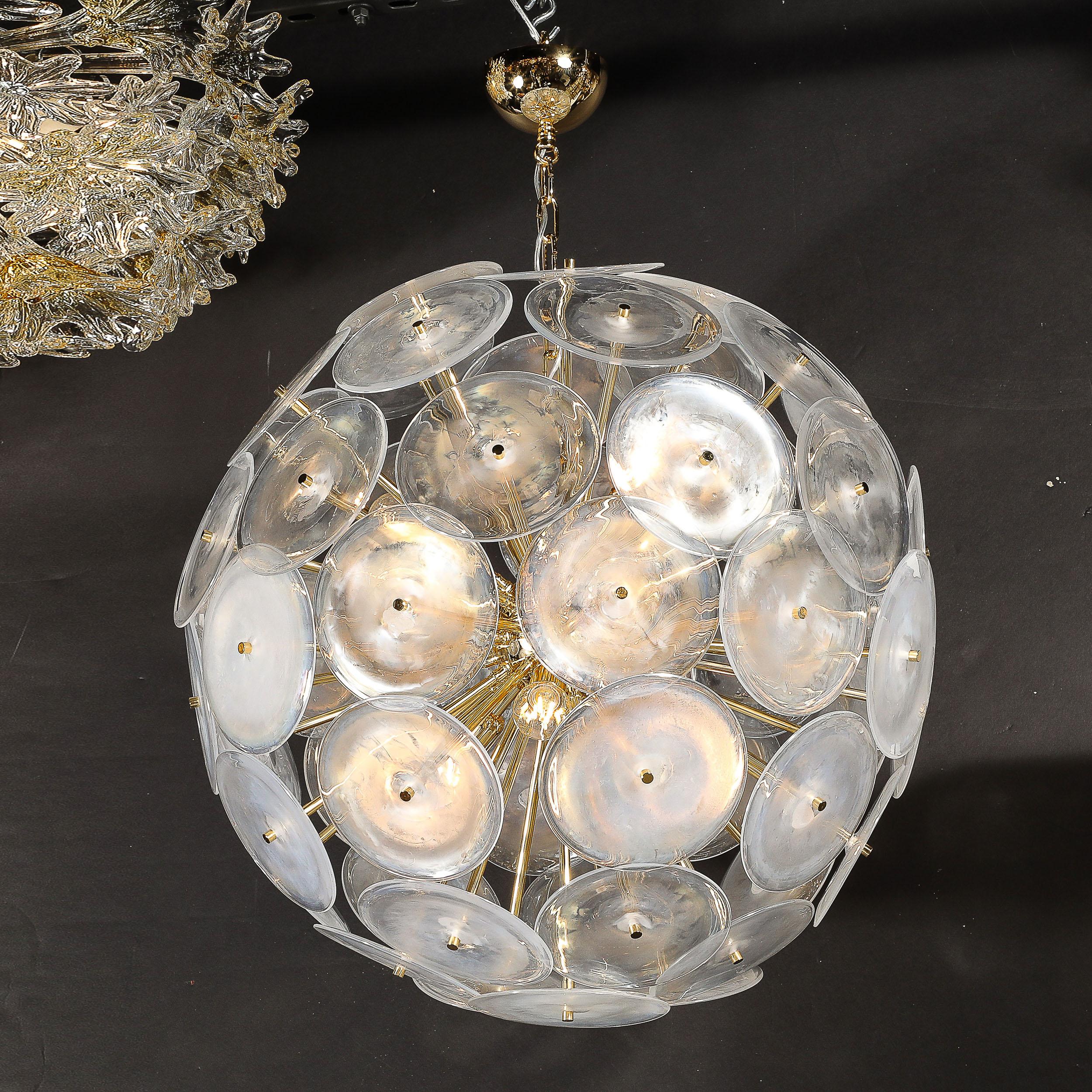 italien Lustre moderniste en verre de Murano opalescent soufflé à la main avec raccords en laiton en vente
