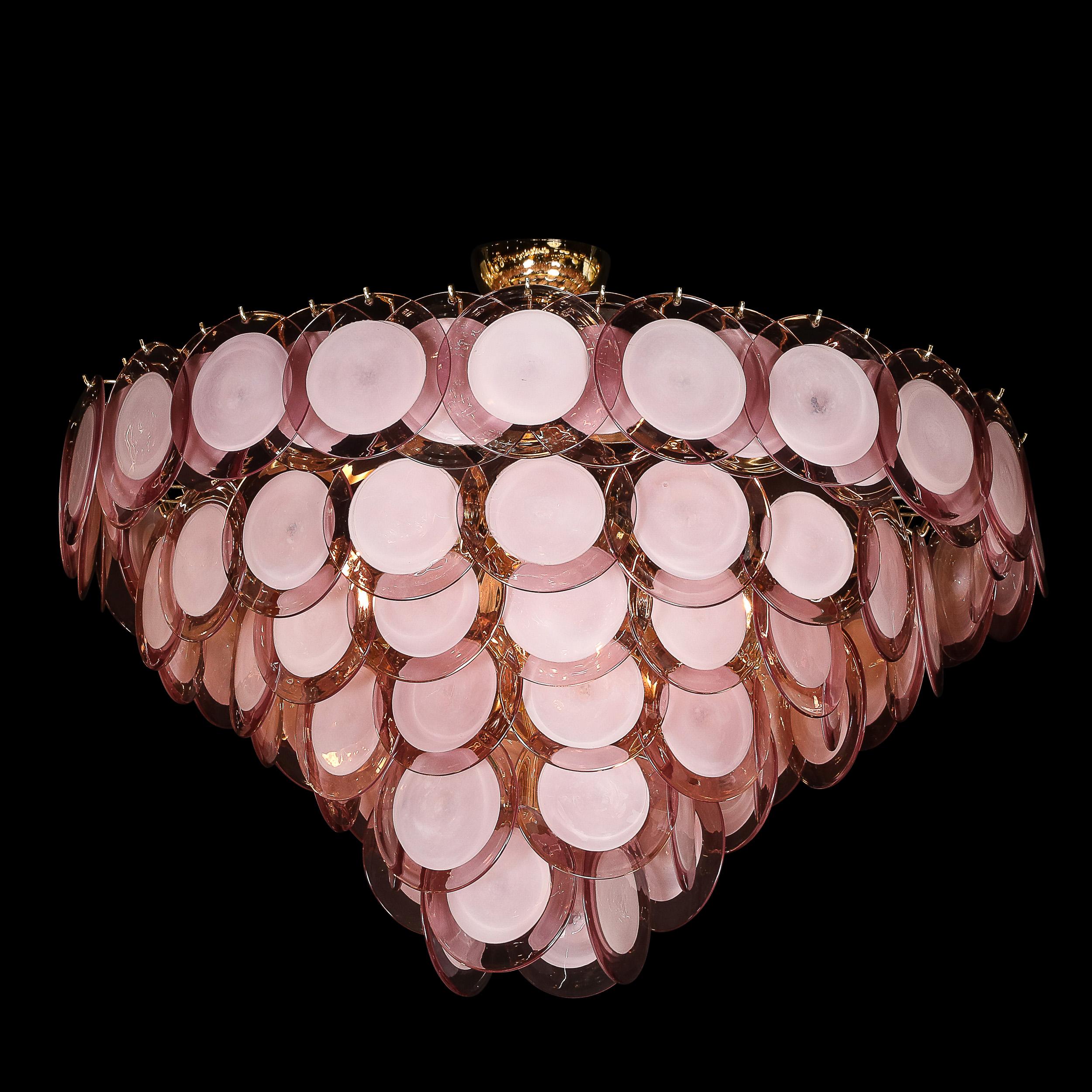 Ce superbe lustre à disque à six branches en améthyste fumée de Murano, soufflé à la main et muni de ferrures en laiton, provient d'Italie au cours du 20e siècle. Ce magnifique lustre est une véritable œuvre d'art, associant le savoir-faire