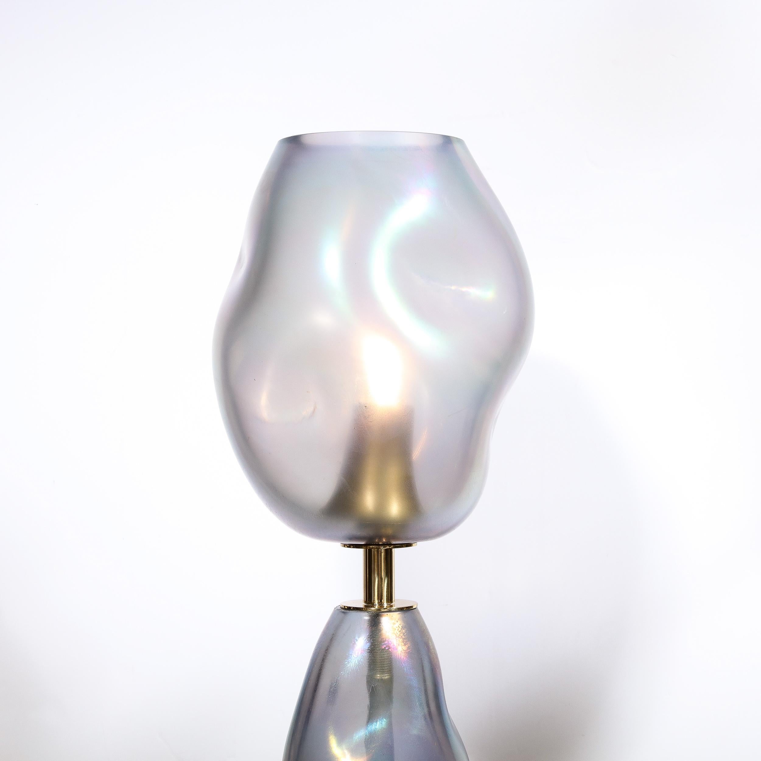 Cette grande torchère moderniste en verre de Murano soufflé à la main provient de l'Italie du 21e siècle. Les sections en verre fumé cobalt opalescent sont époustouflantes et le cadre cylindrique en laiton relie et soutient la pièce. La base est