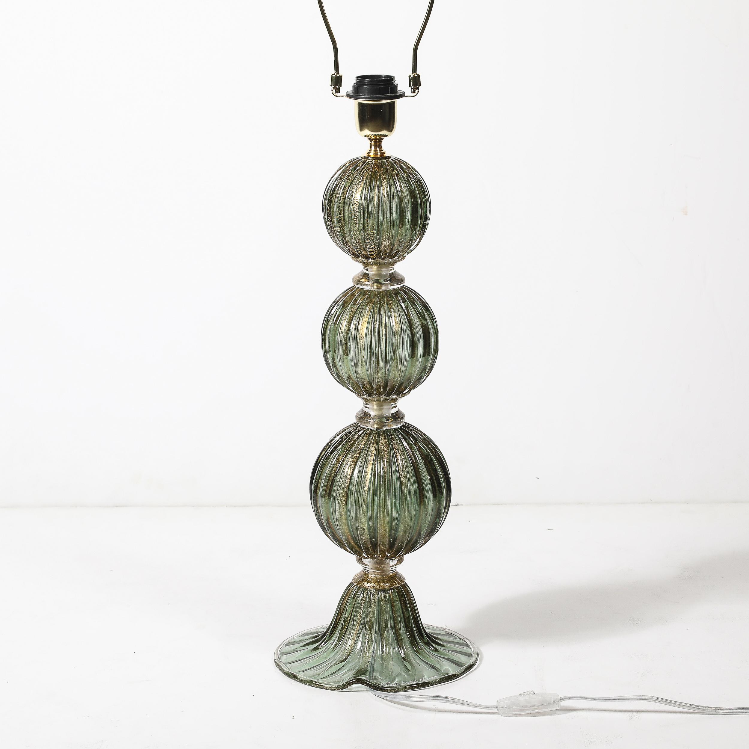 Modernist mundgeblasen geräuchert Smaragd Murano Glas geriffelt gestapelt Ball Tischlampen im Angebot 4