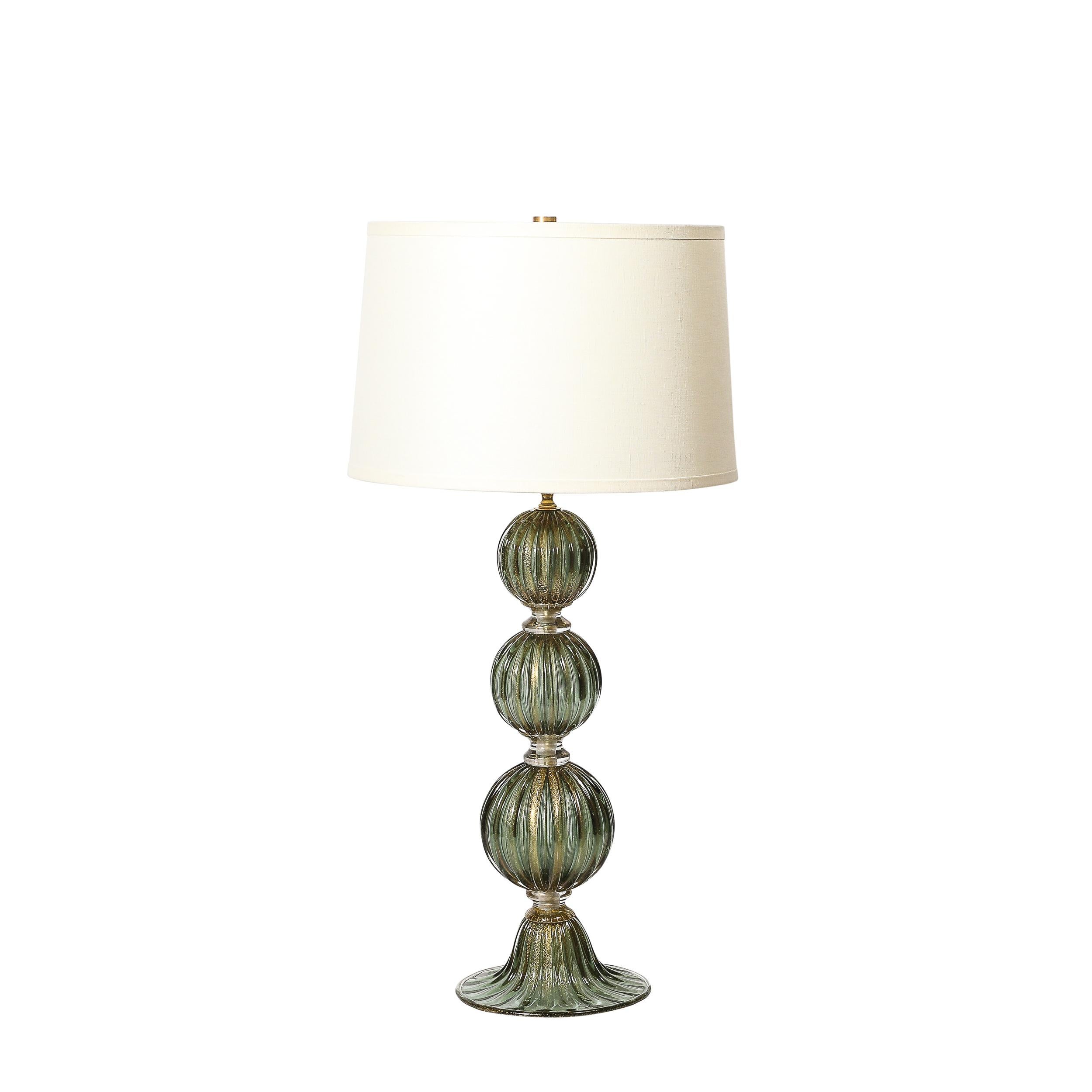 Diese auffallenden modernistischen Tischlampen sind ein Beweis für die dauerhafte Eleganz und Kunstfertigkeit der Murano-Glasverarbeitung. Die mundgeblasenen Lampen mit ihren geriffelten Kugeln in einem faszinierenden smaragdgrünen Farbton verleihen