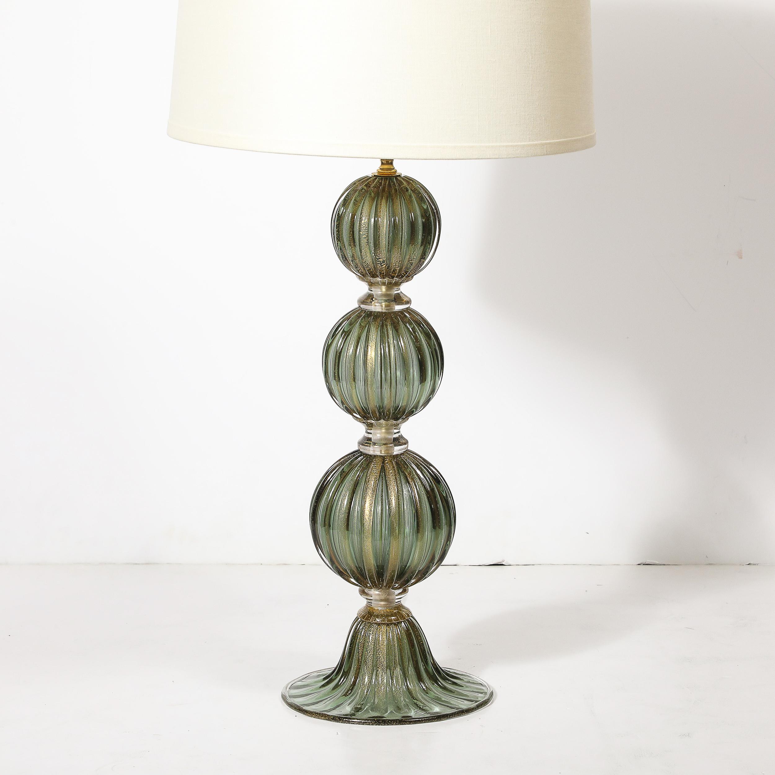 Modernist mundgeblasen geräuchert Smaragd Murano Glas geriffelt gestapelt Ball Tischlampen (Moderne) im Angebot