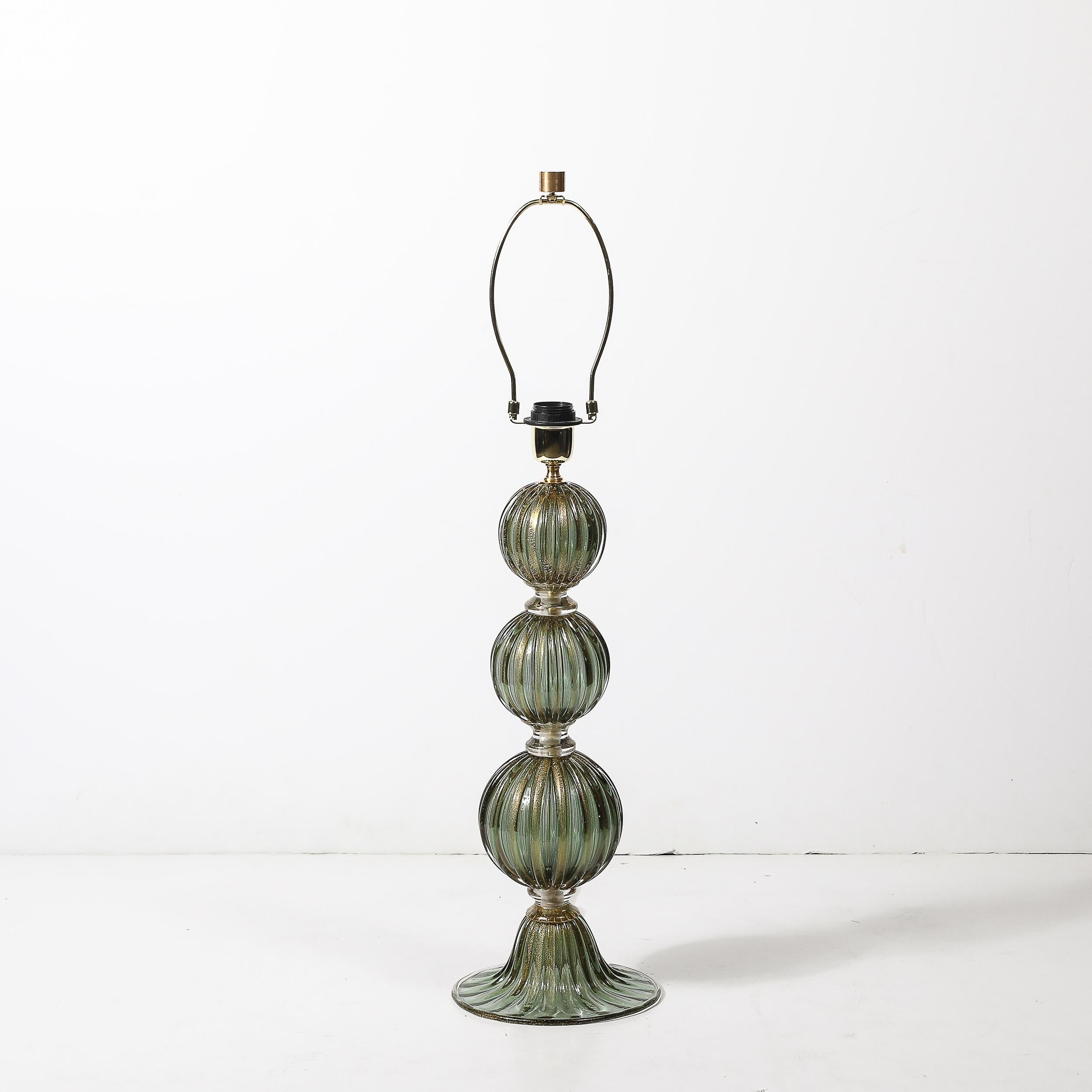Modernist mundgeblasen geräuchert Smaragd Murano Glas geriffelt gestapelt Ball Tischlampen (Italienisch) im Angebot