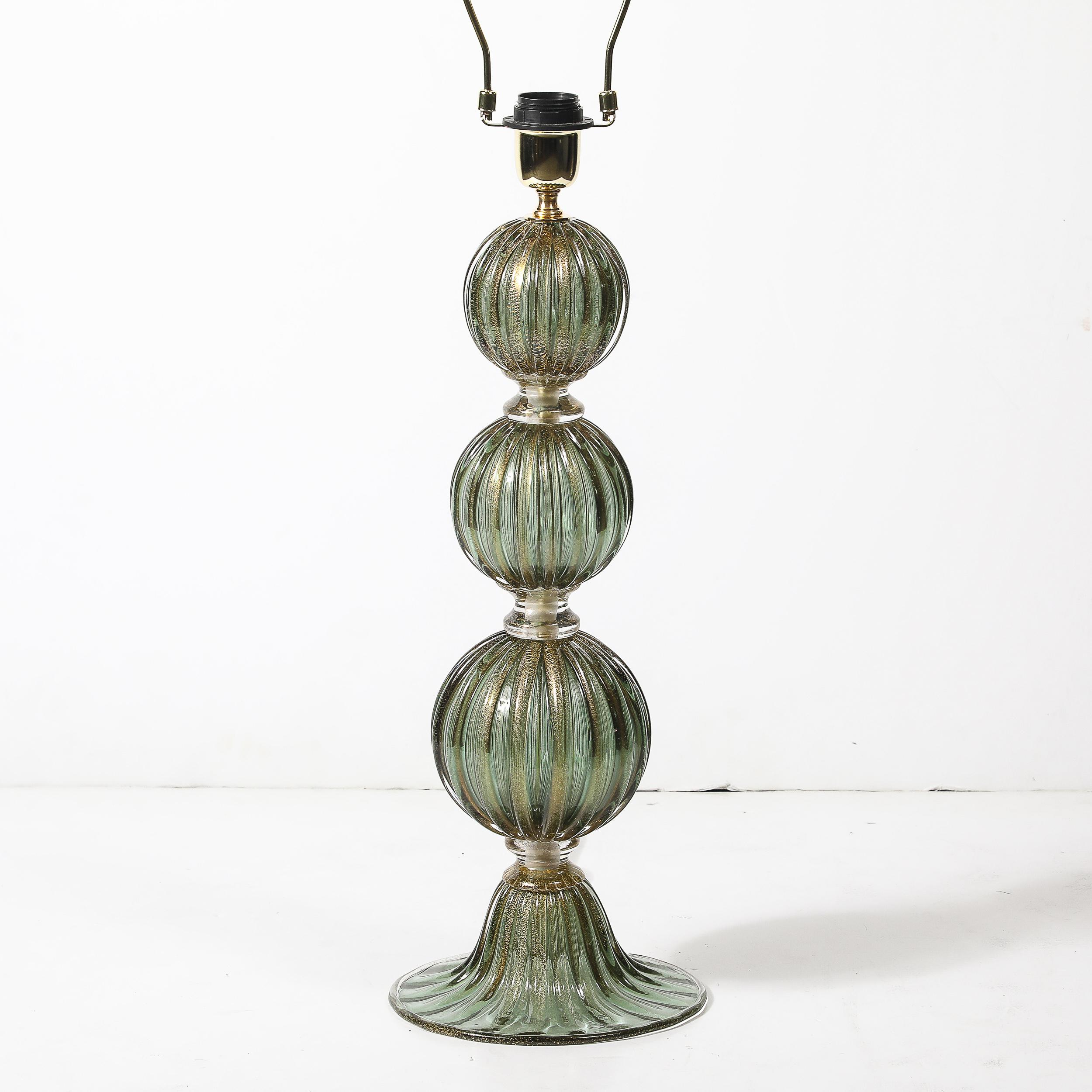 Modernist mundgeblasen geräuchert Smaragd Murano Glas geriffelt gestapelt Ball Tischlampen im Zustand „Hervorragend“ im Angebot in New York, NY