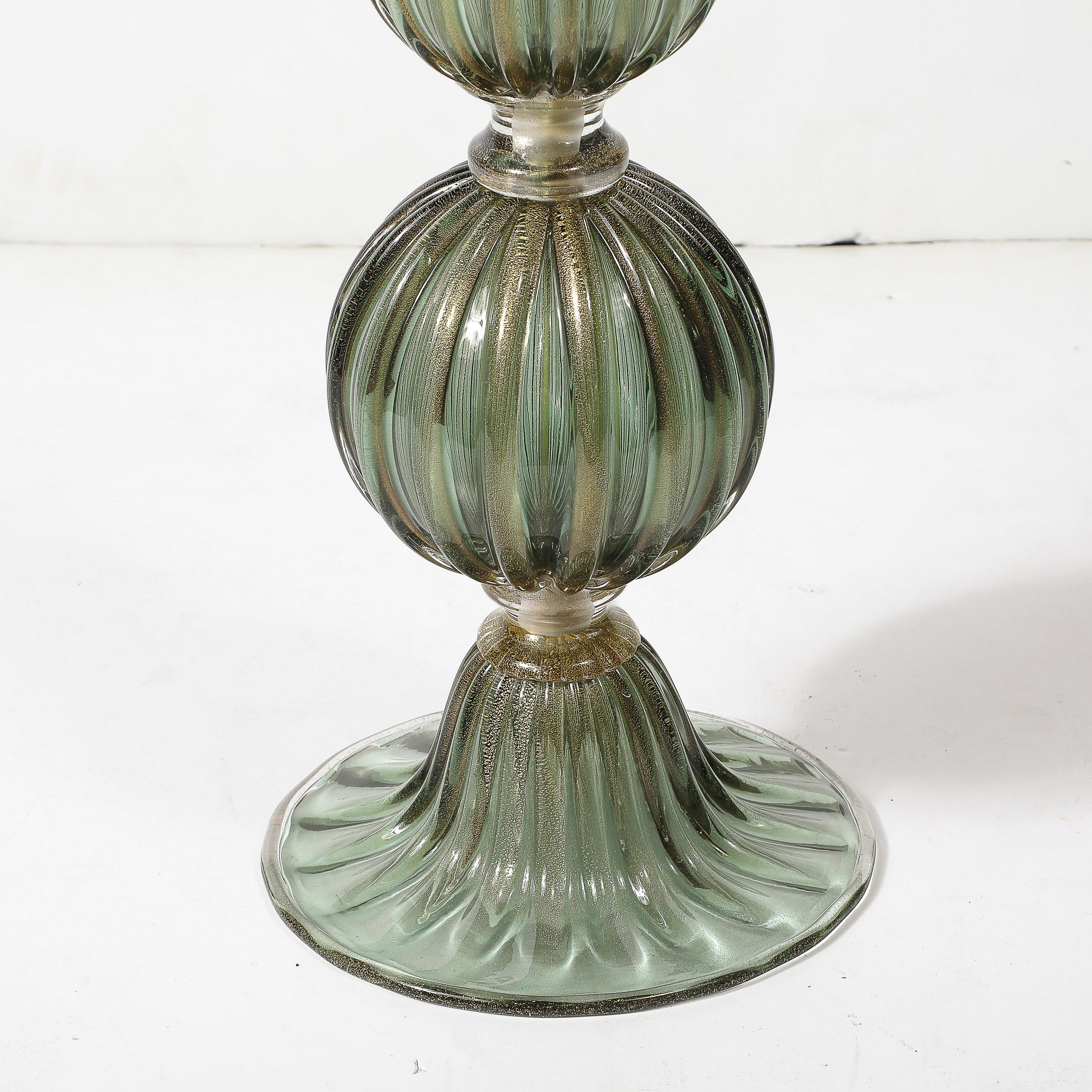Modernist mundgeblasen geräuchert Smaragd Murano Glas geriffelt gestapelt Ball Tischlampen (21. Jahrhundert und zeitgenössisch) im Angebot