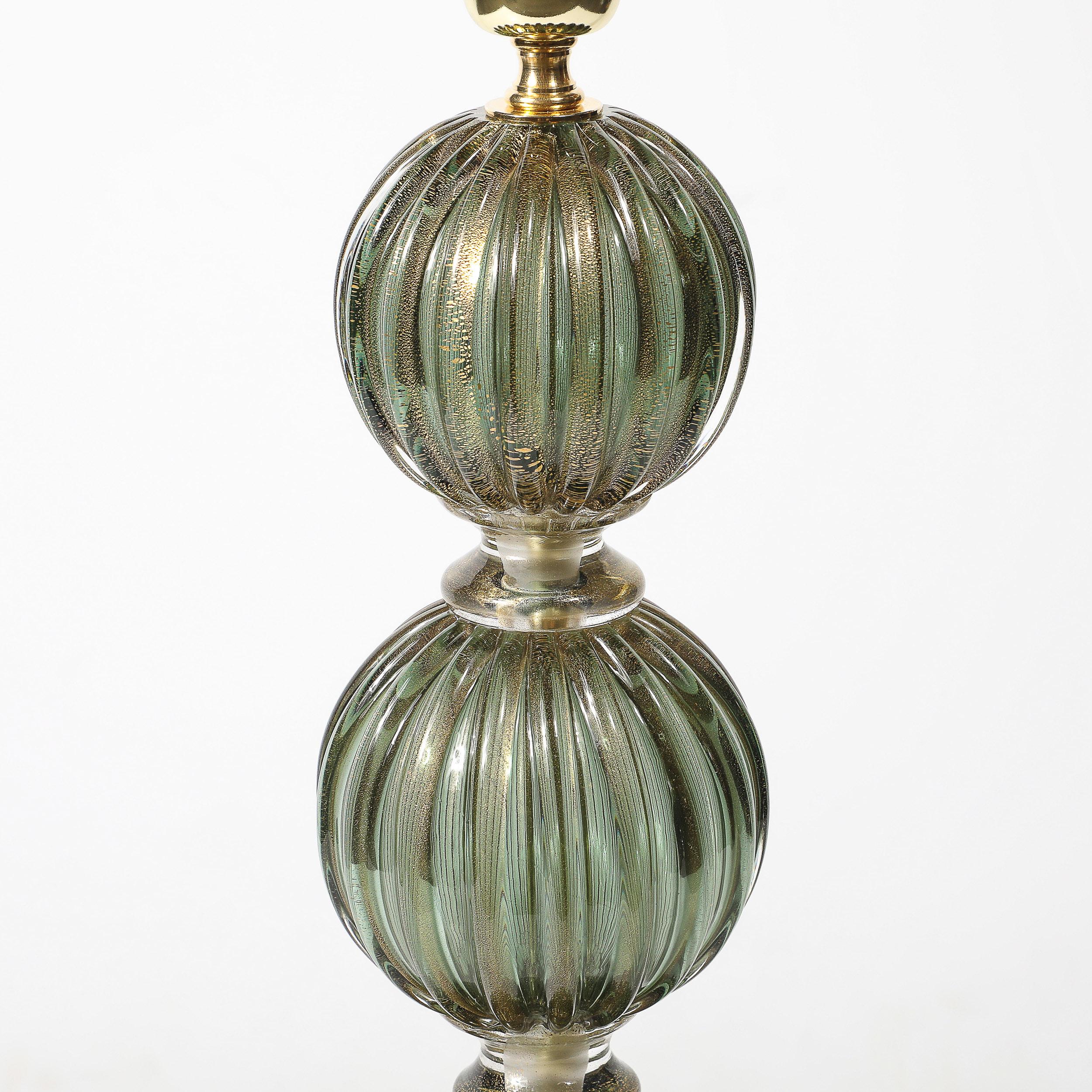 Modernist mundgeblasen geräuchert Smaragd Murano Glas geriffelt gestapelt Ball Tischlampen (Gold) im Angebot