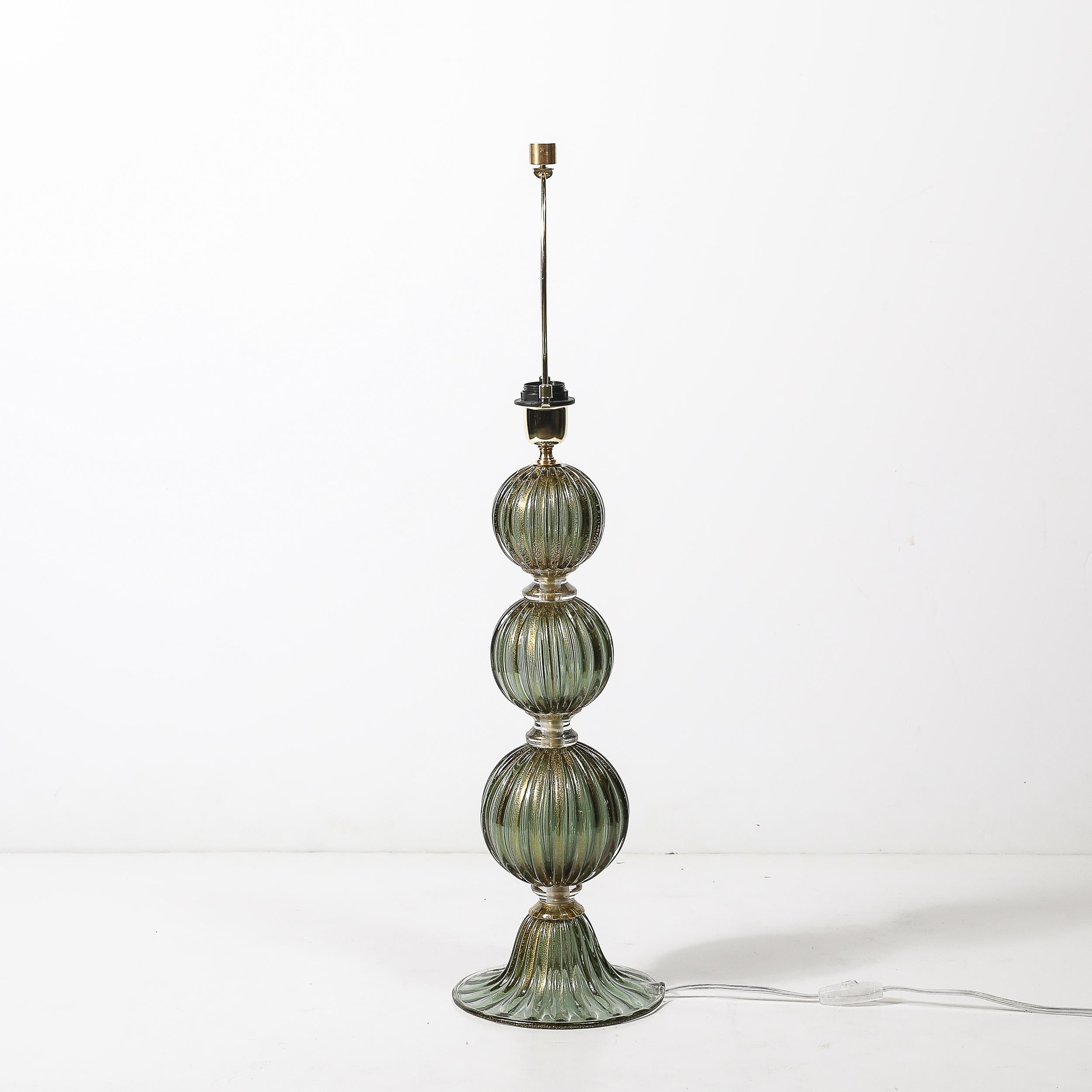 Modernist mundgeblasen geräuchert Smaragd Murano Glas geriffelt gestapelt Ball Tischlampen im Angebot 1