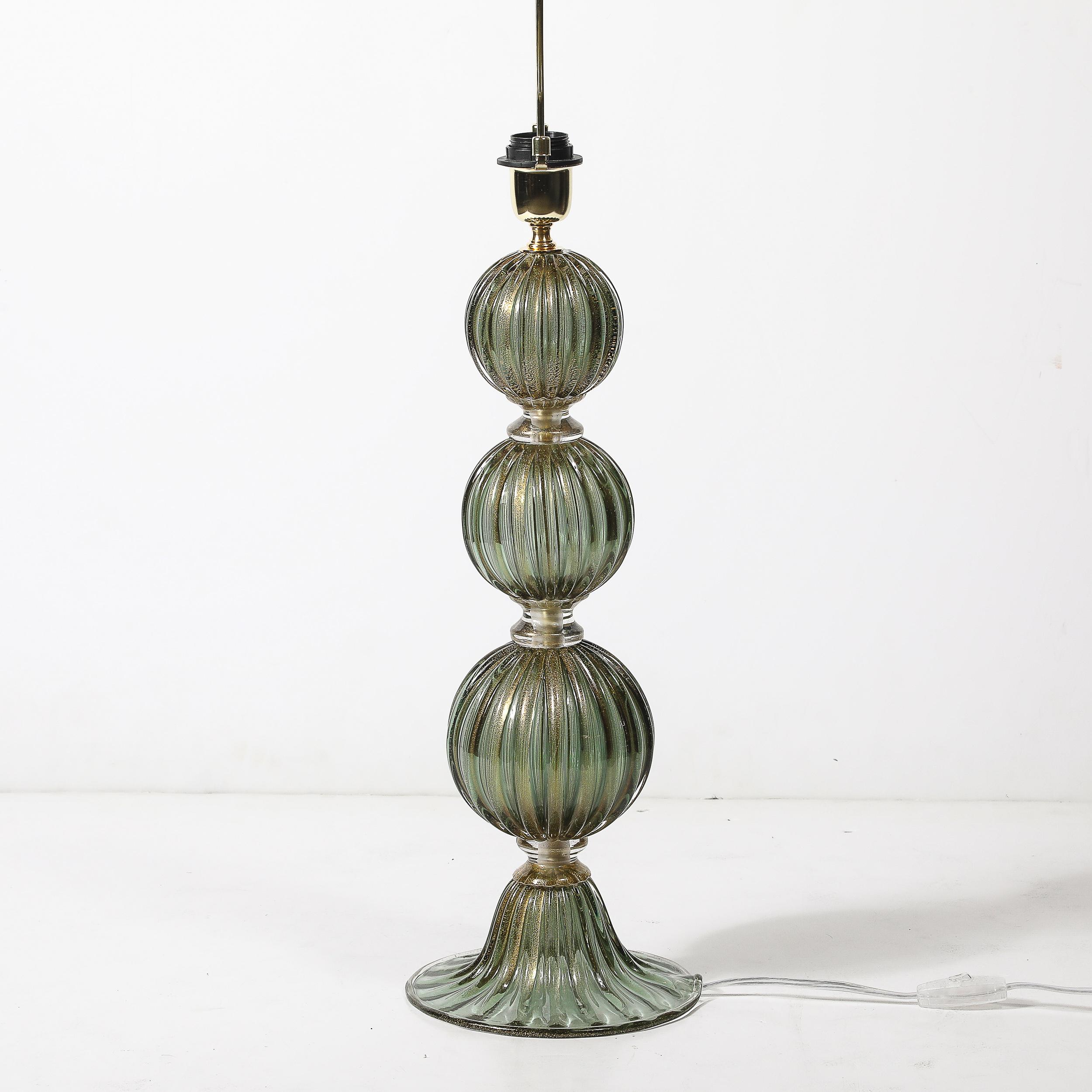 Modernist mundgeblasen geräuchert Smaragd Murano Glas geriffelt gestapelt Ball Tischlampen im Angebot 2