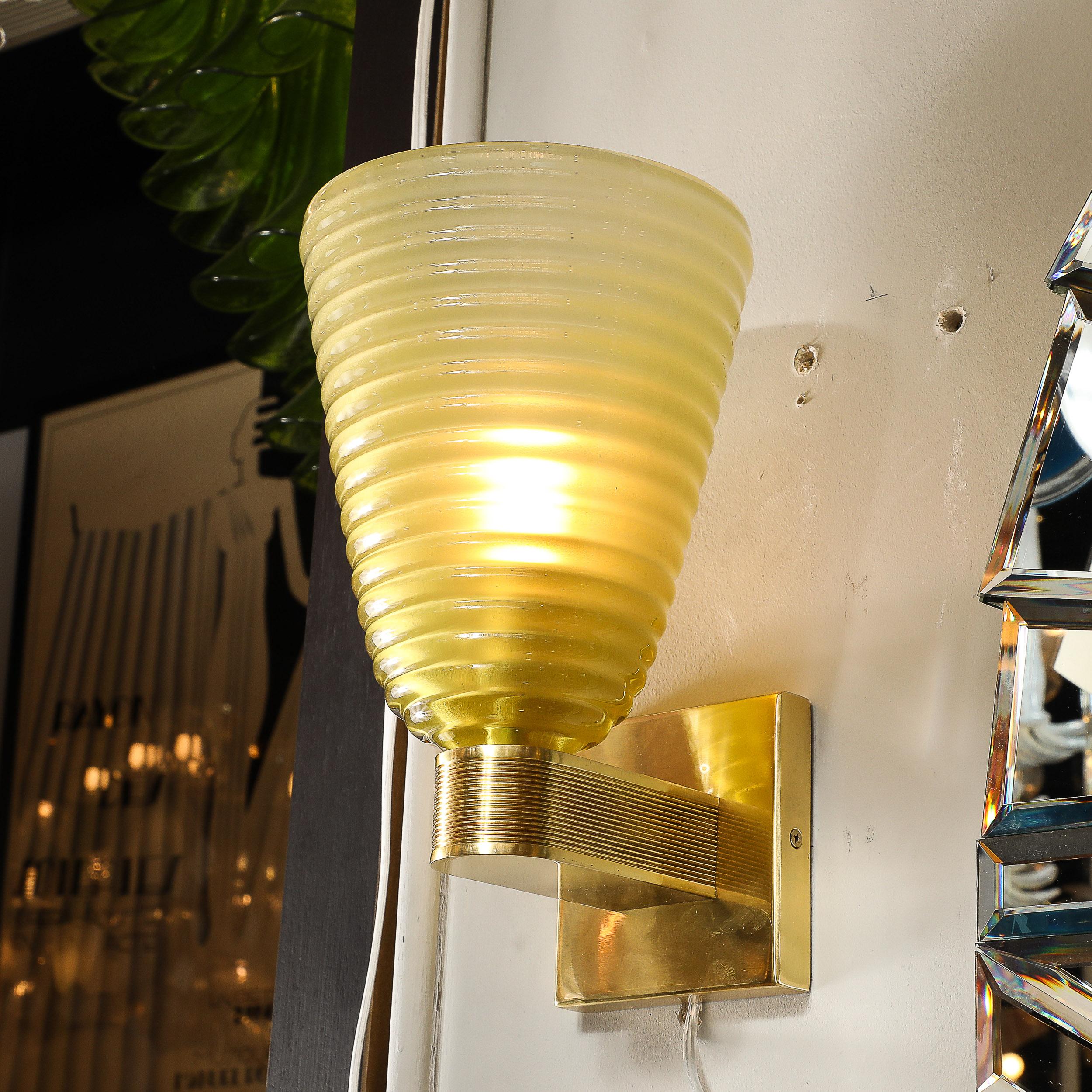 Appliques modernistes en verre de Murano et laiton soufflé à la main en forme de hive de péridot fumé en vente 3