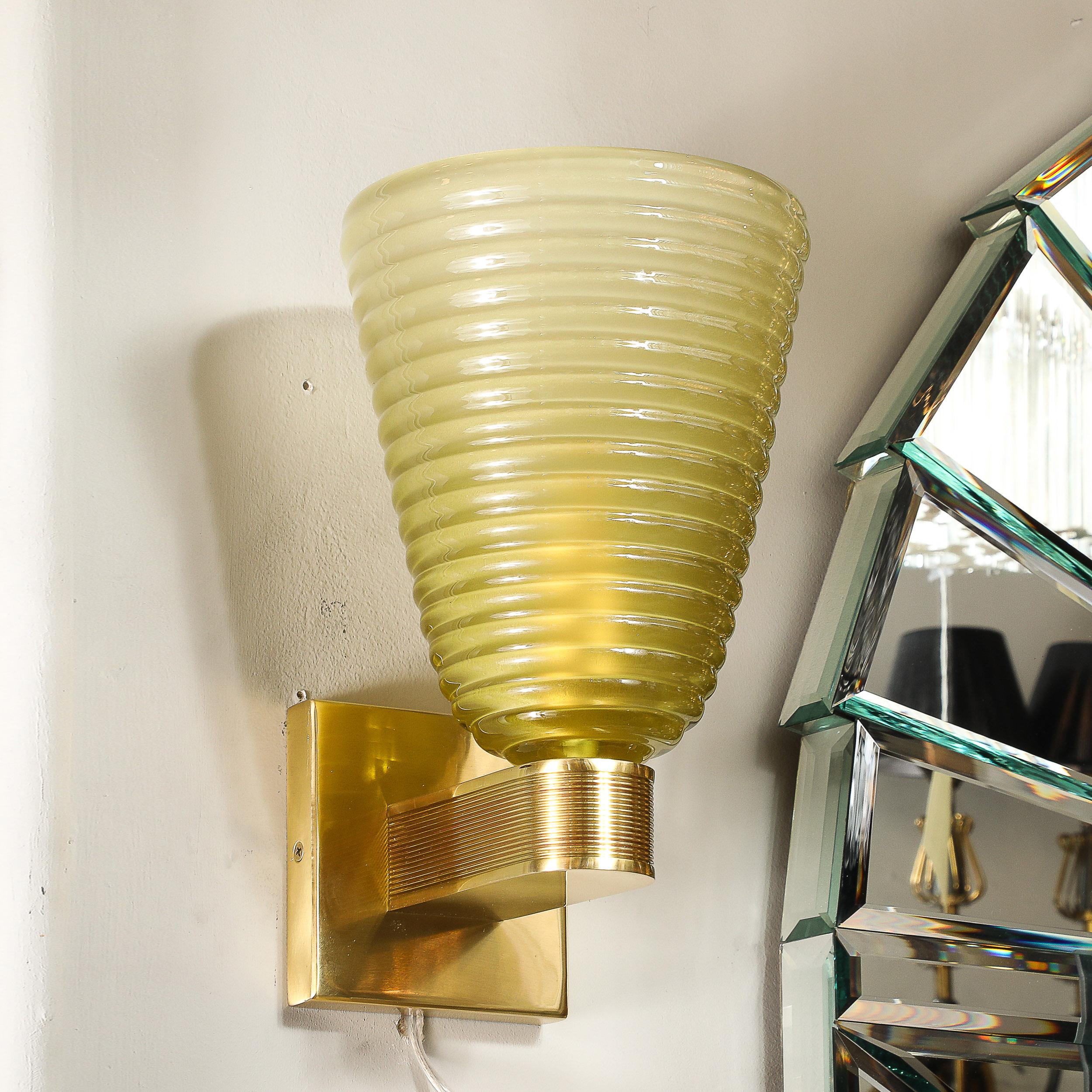 Appliques modernistes en verre de Murano et laiton soufflé à la main en forme de hive de péridot fumé en vente 4