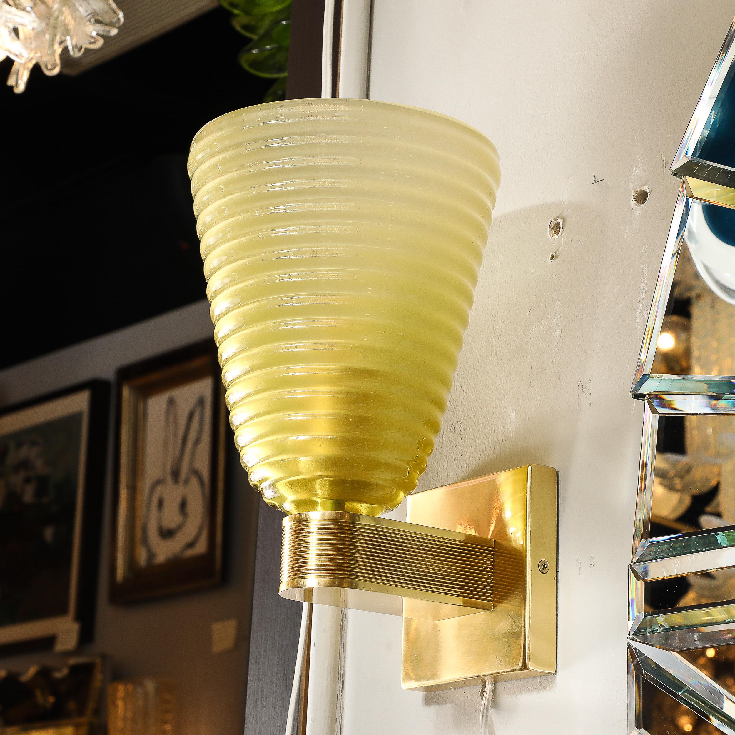 Appliques modernistes en verre de Murano et laiton soufflé à la main en forme de hive de péridot fumé en vente 5