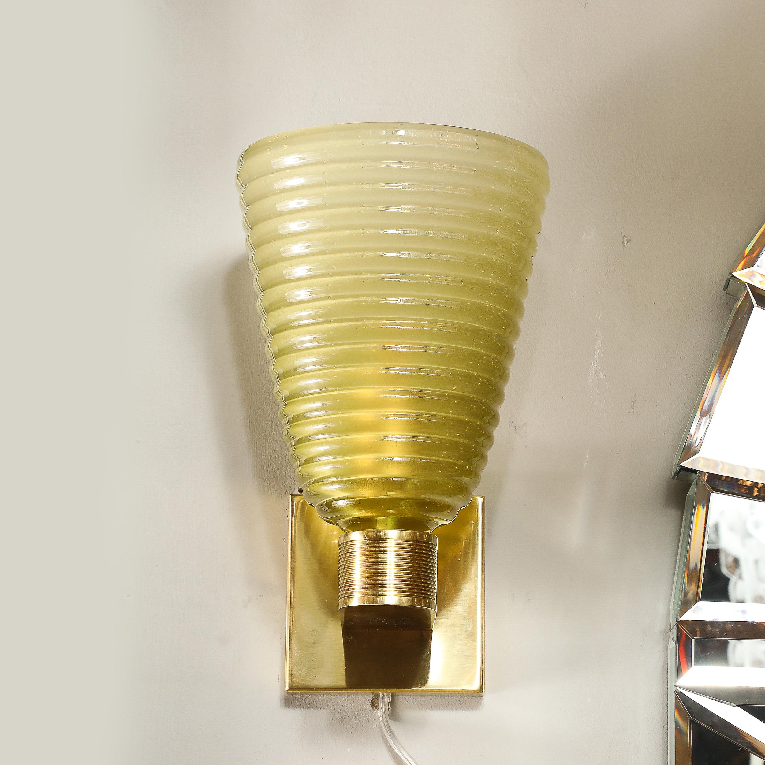 Appliques modernistes en verre de Murano et laiton soufflé à la main en forme de hive de péridot fumé en vente 9