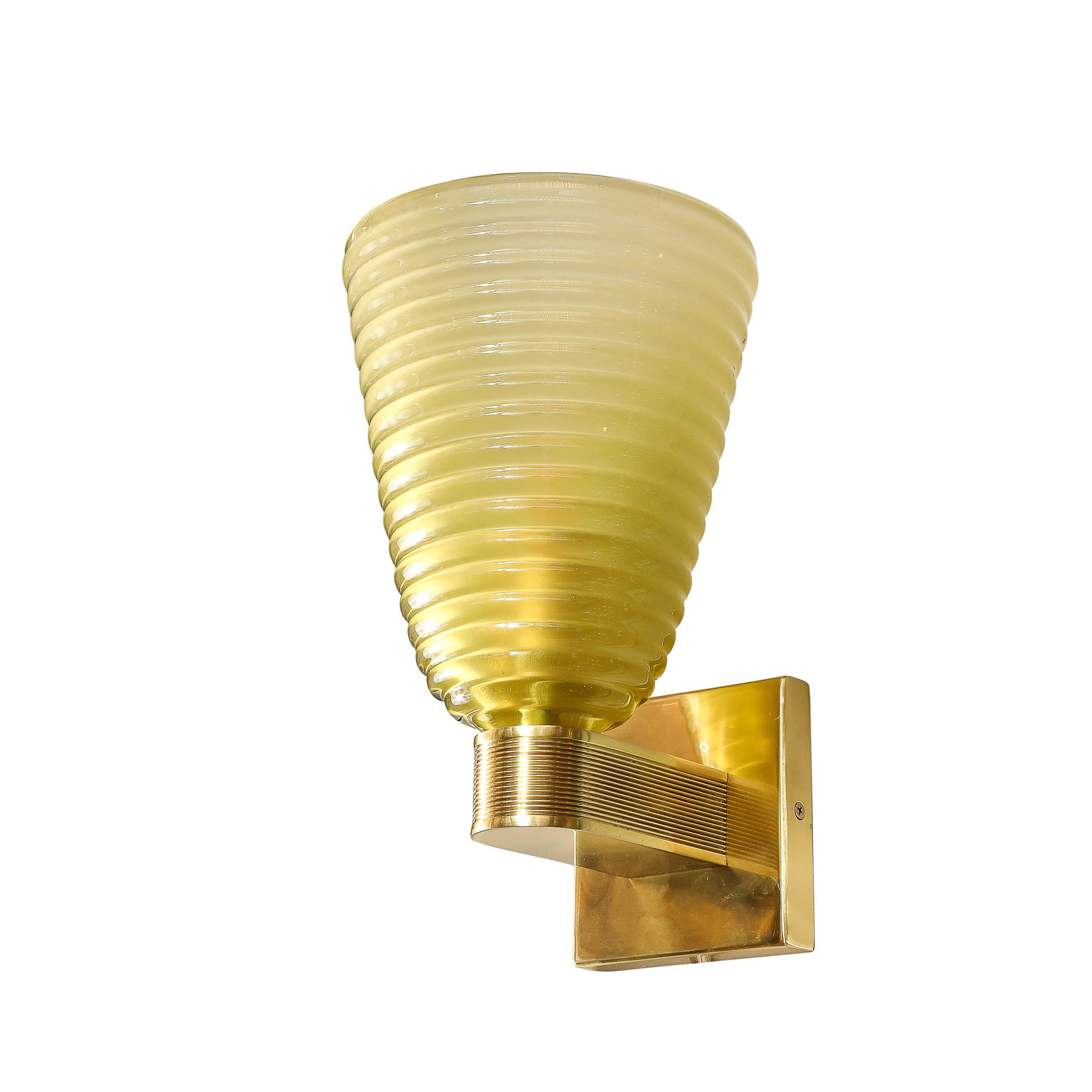 Moderne Appliques modernistes en verre de Murano et laiton soufflé à la main en forme de hive de péridot fumé en vente