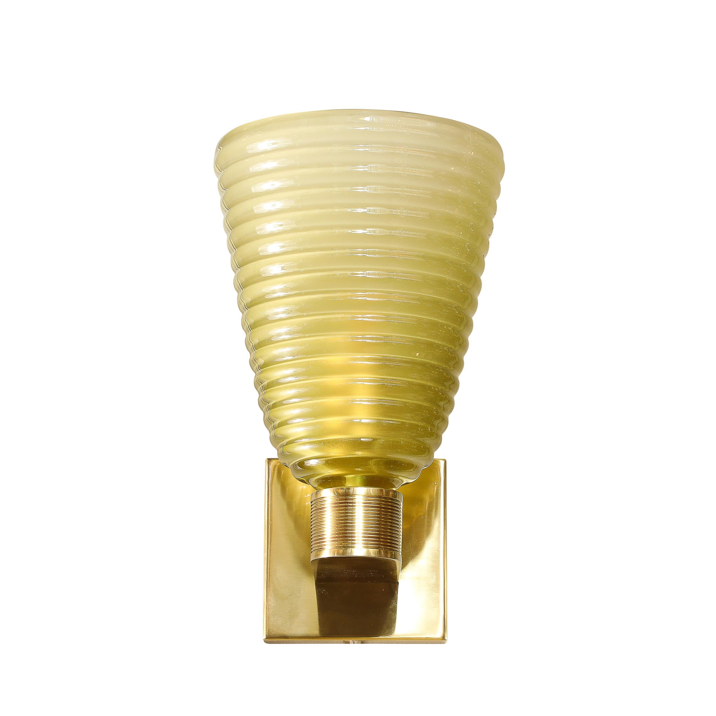 italien Appliques modernistes en verre de Murano et laiton soufflé à la main en forme de hive de péridot fumé en vente