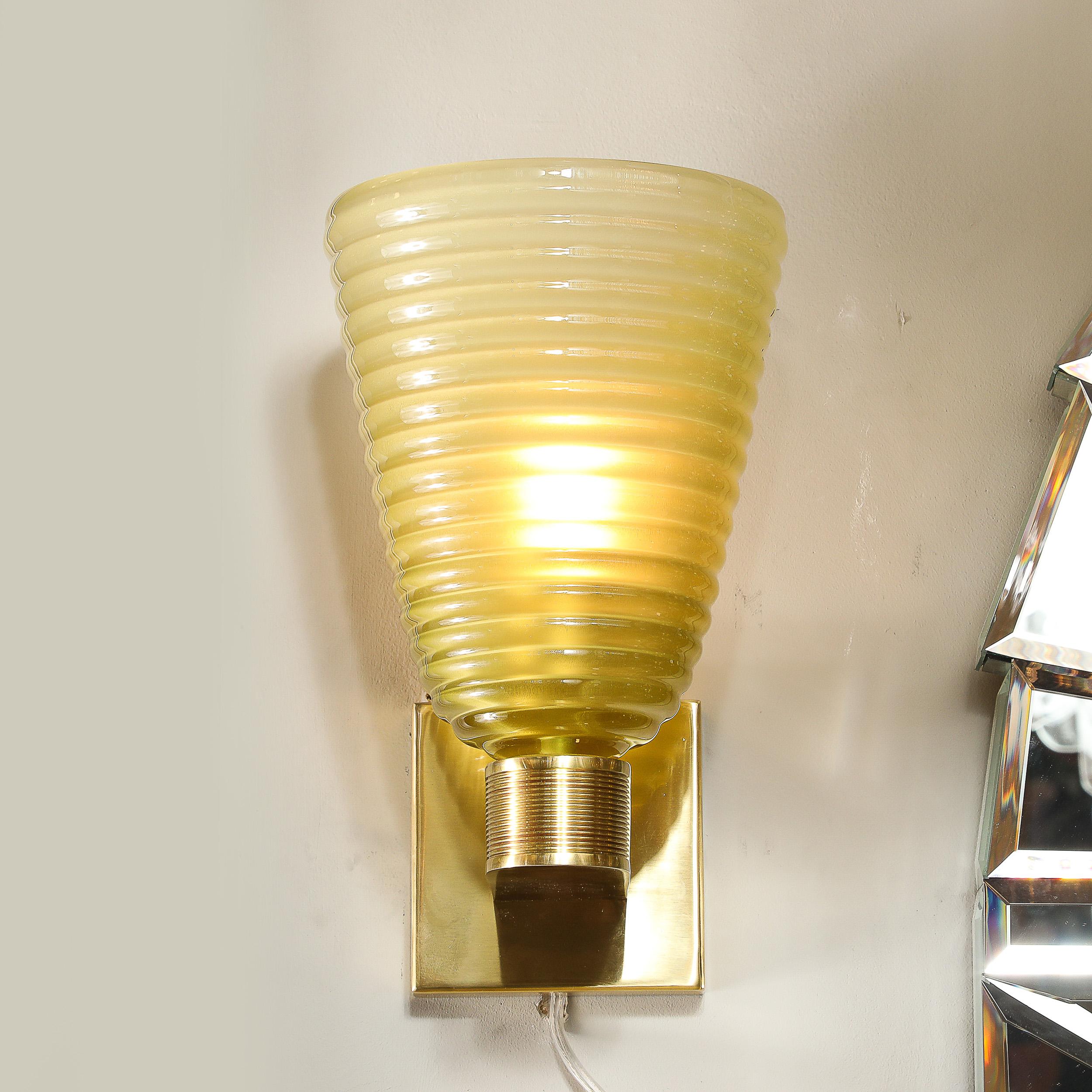 Appliques modernistes en verre de Murano et laiton soufflé à la main en forme de hive de péridot fumé Neuf - En vente à New York, NY