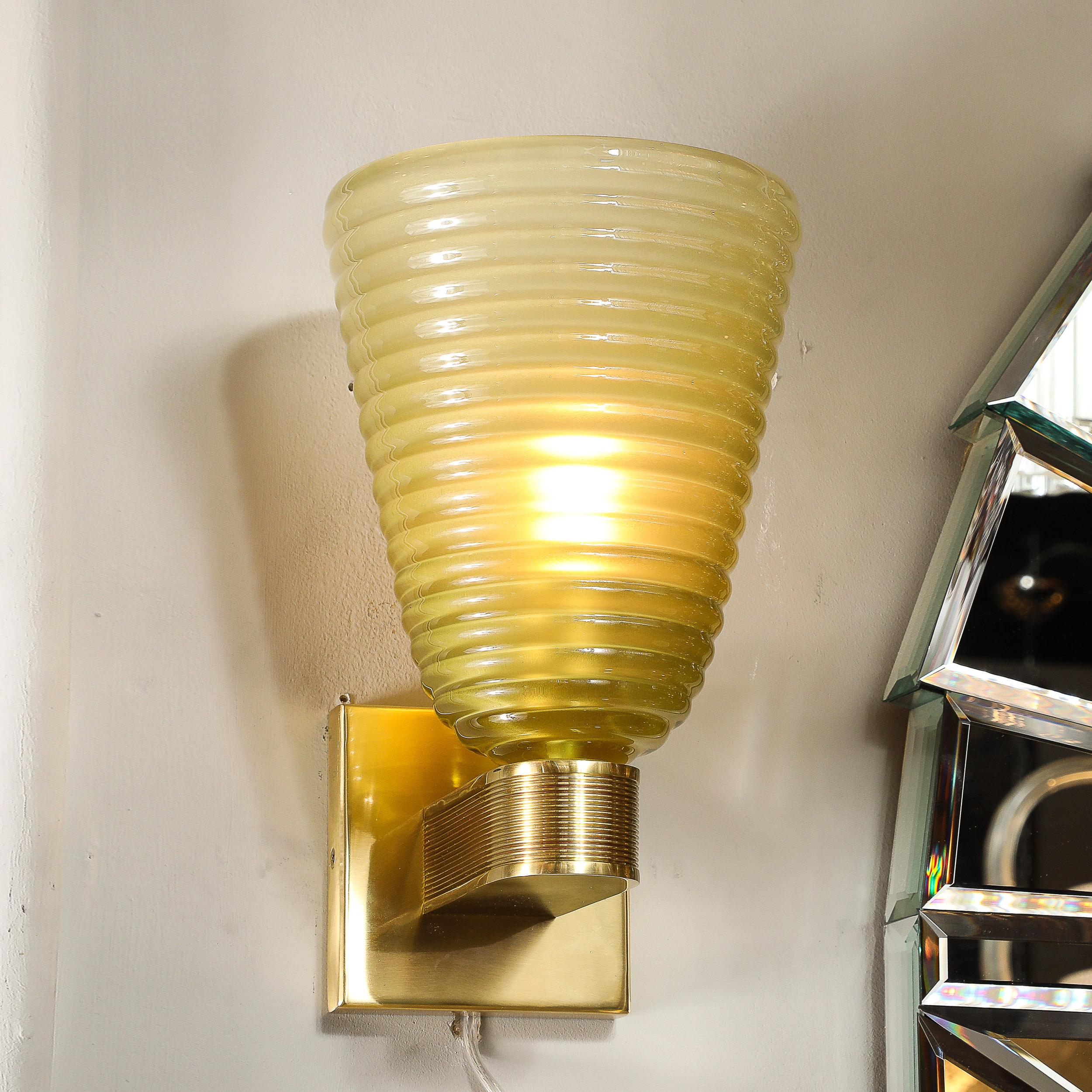 XXIe siècle et contemporain Appliques modernistes en verre de Murano et laiton soufflé à la main en forme de hive de péridot fumé en vente