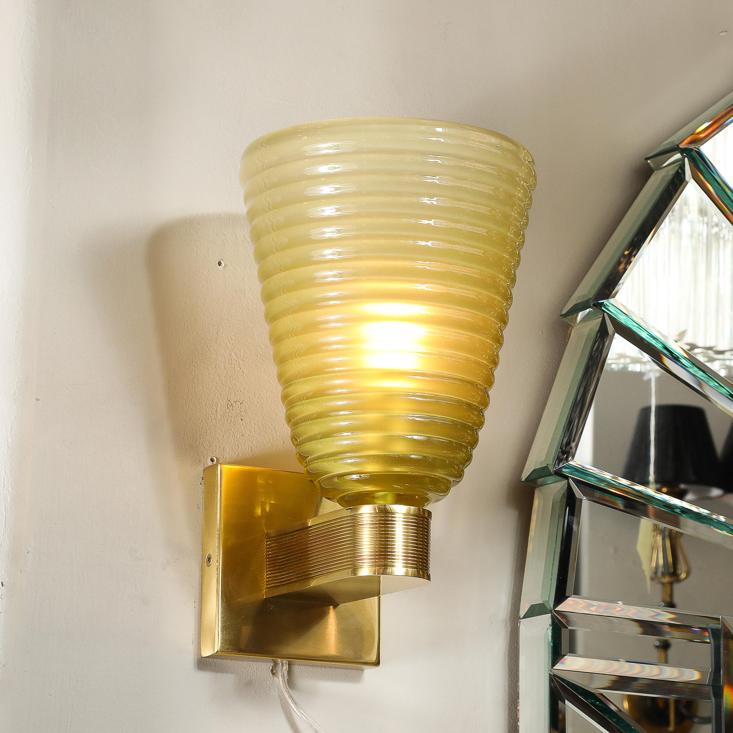 Laiton Appliques modernistes en verre de Murano et laiton soufflé à la main en forme de hive de péridot fumé en vente