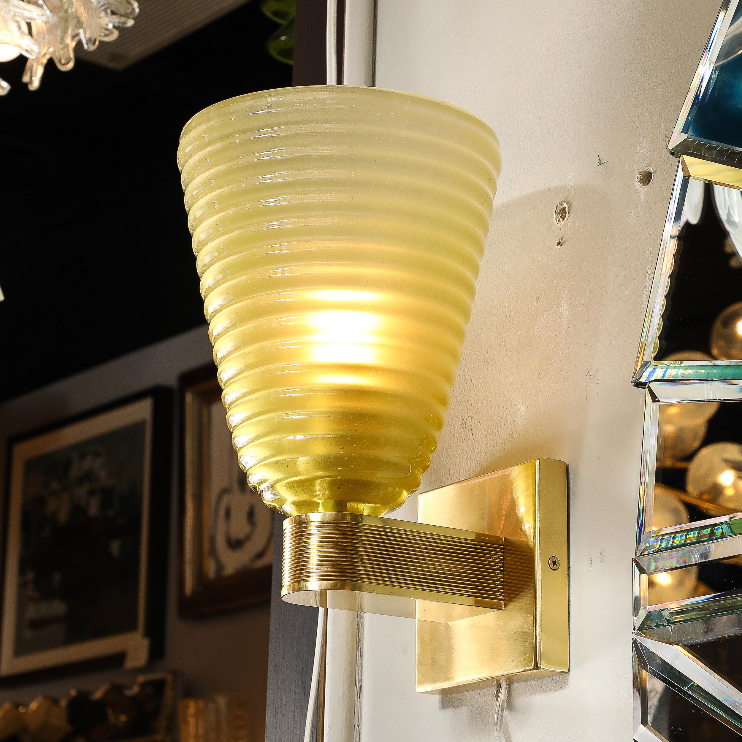 Appliques modernistes en verre de Murano et laiton soufflé à la main en forme de hive de péridot fumé en vente 1
