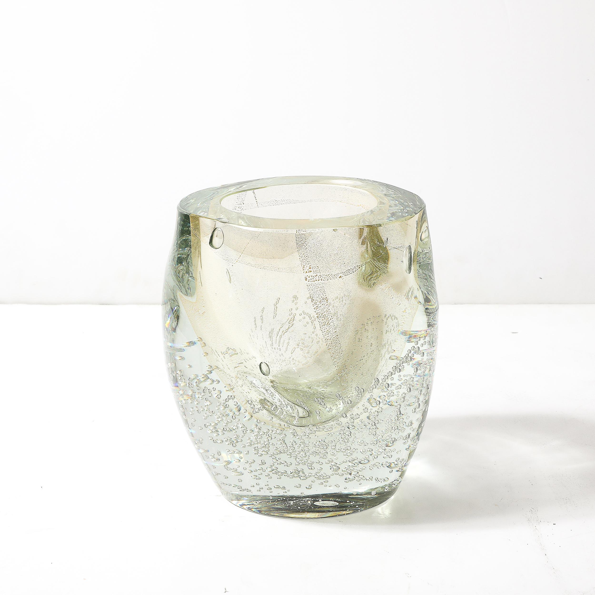 Este impresionante jarrón modernista de cristal de Murano es una obra maestra de la cristalería italiana, que combina técnicas tradicionales con un diseño atrevido y contemporáneo. Soplado a mano con una habilidad excepcional, el jarrón presenta un