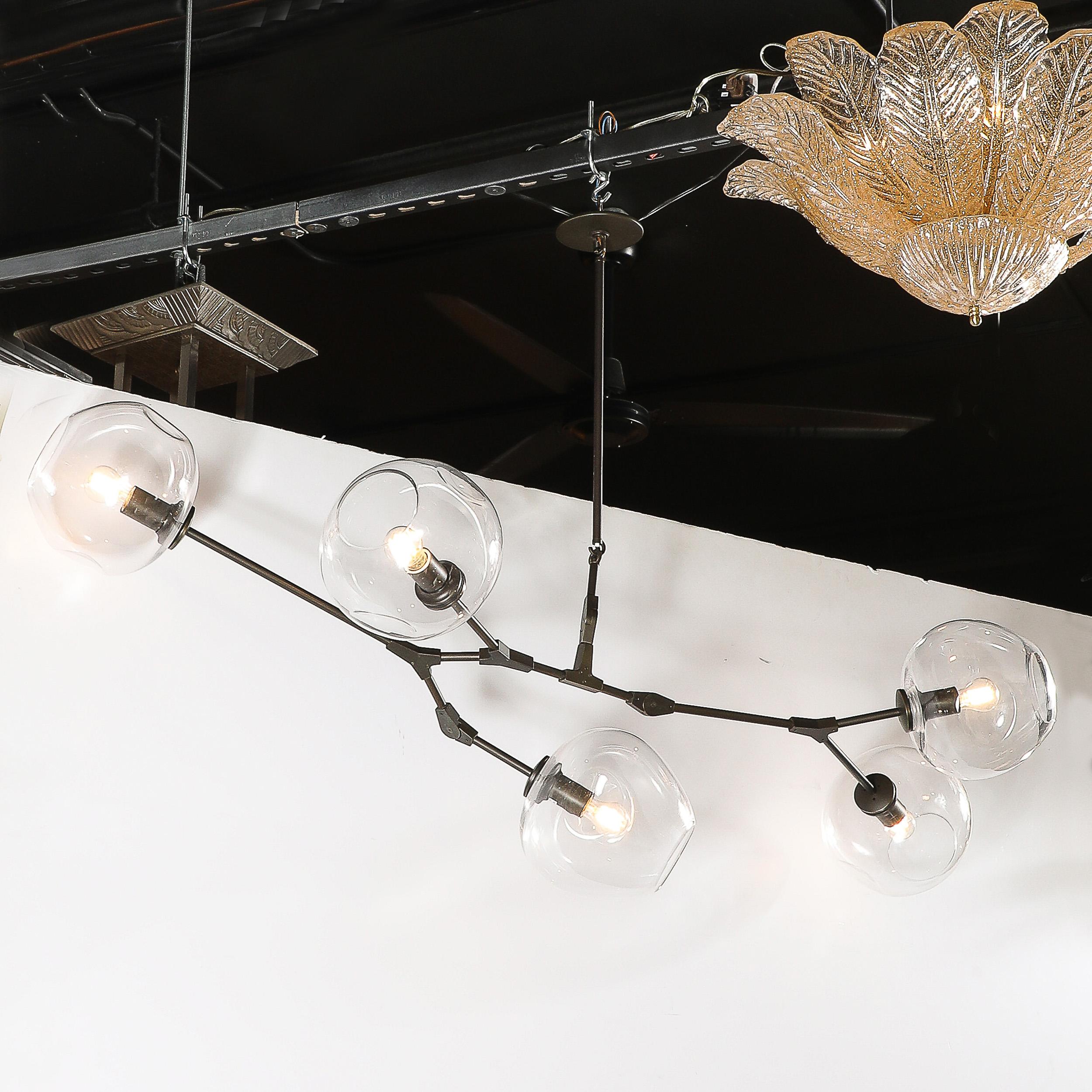Bronzo Lampadario modernista a cinque globi in vetro trasparente soffiato a mano di Lindsey Adelman in vendita