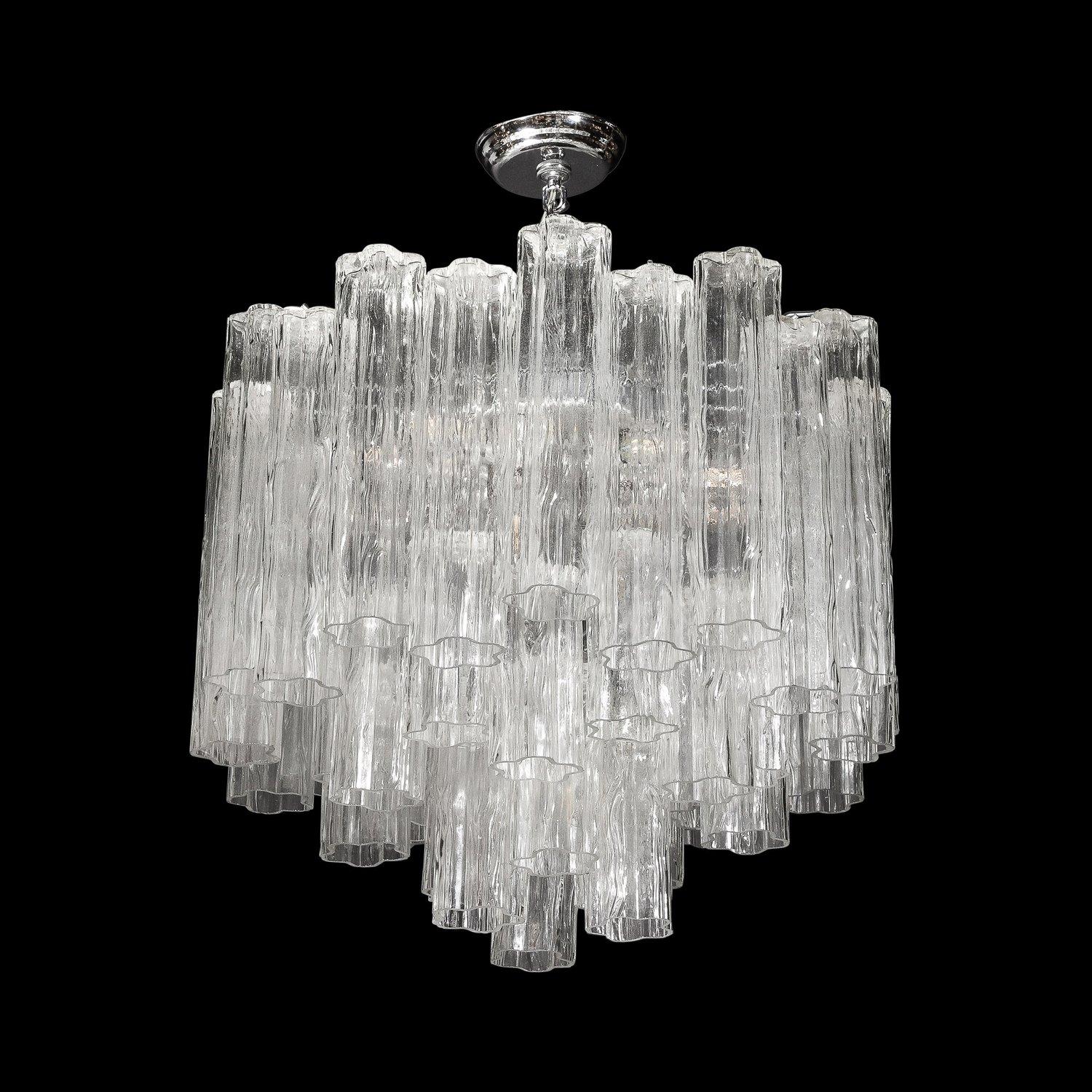 Questo bellissimo lampadario Tronchi a gradini in vetro trasparente di Murano soffiato a mano proviene dall'Italia, dal 21° secolo. Presenta elementi in vetro traslucido a forma di tronchi con un'incantevole texture a strisce di foix bois realizzata
