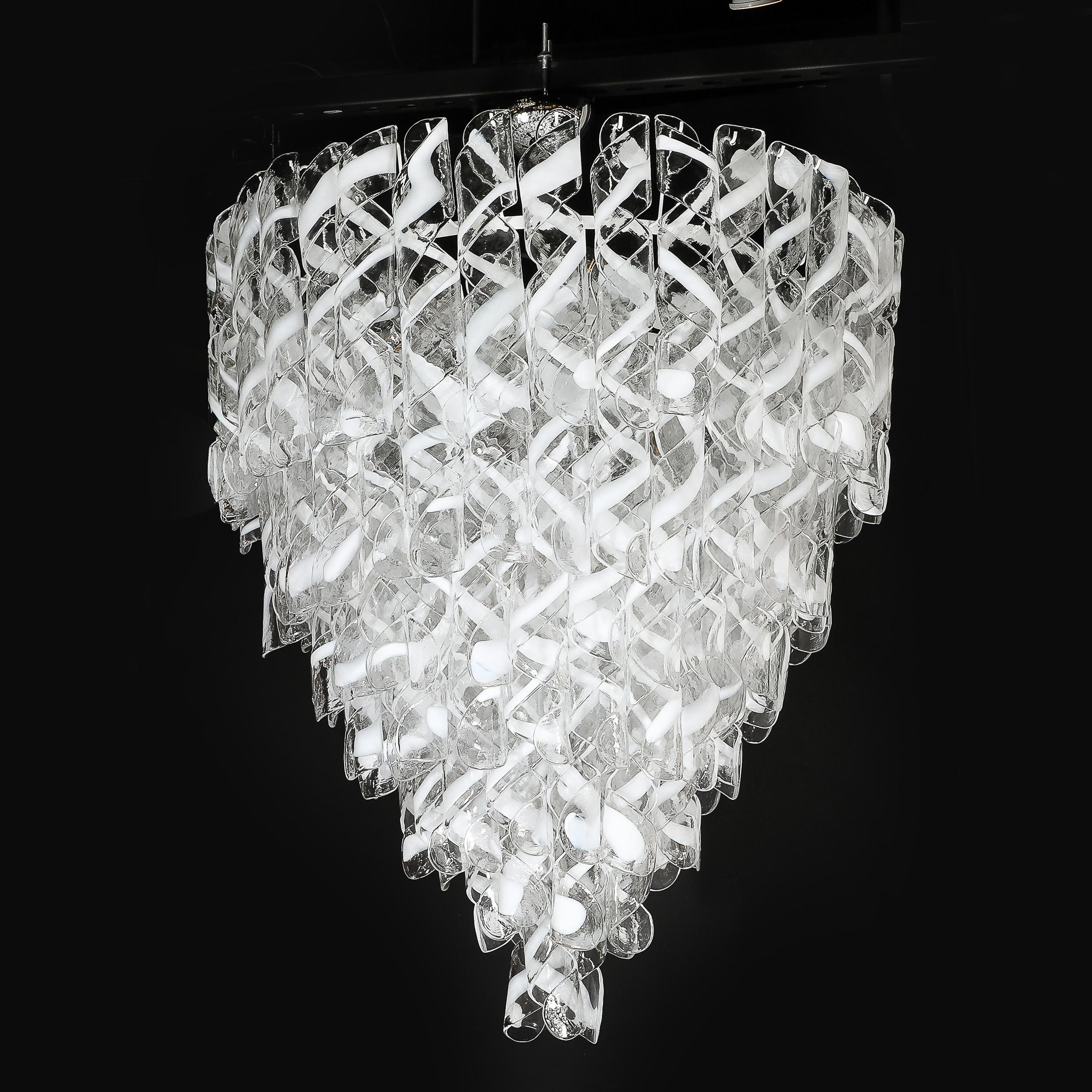 Cet élégant lustre Torciglioni en verre de Murano soufflé à la main, blanc et translucide, est originaire d'Italie au 21e siècle. Il est magnifiquement formé. Whiting présente une belle composition à sept niveaux d'éléments en verre Murano soufflé à