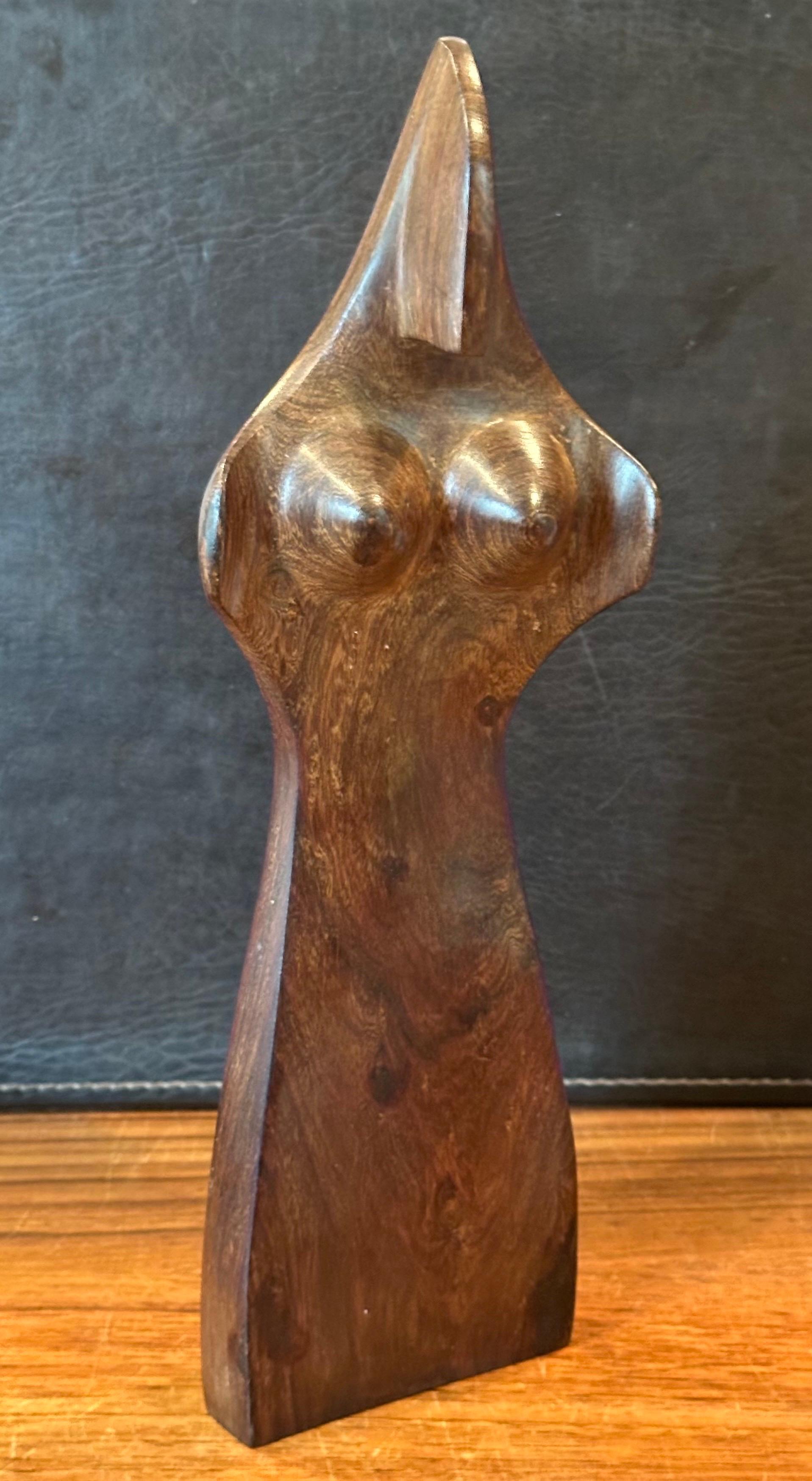 Sculpture moderniste en bois dur, sculptée à la main, représentant une femme en vente 2