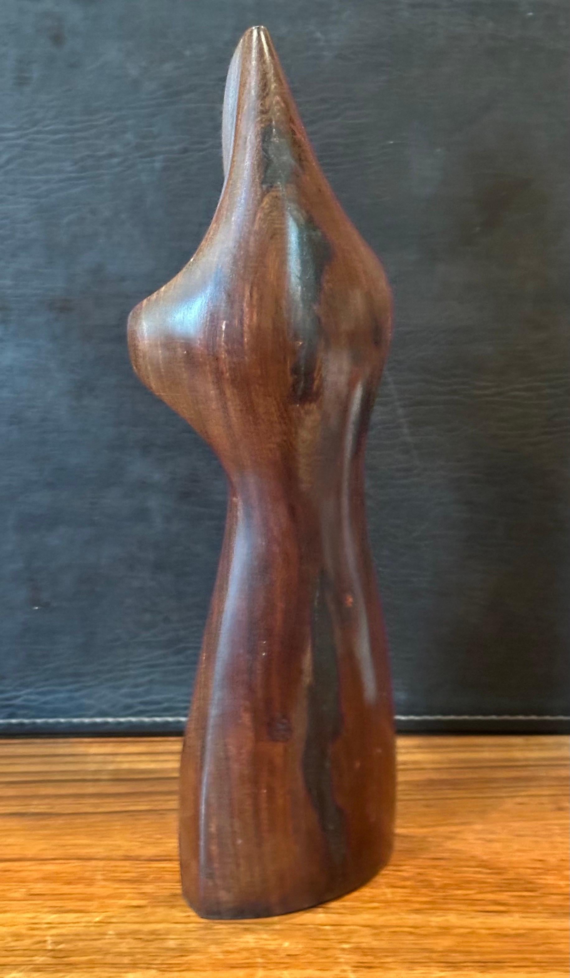 Sculpture moderniste en bois dur, sculptée à la main, représentant une femme en vente 3