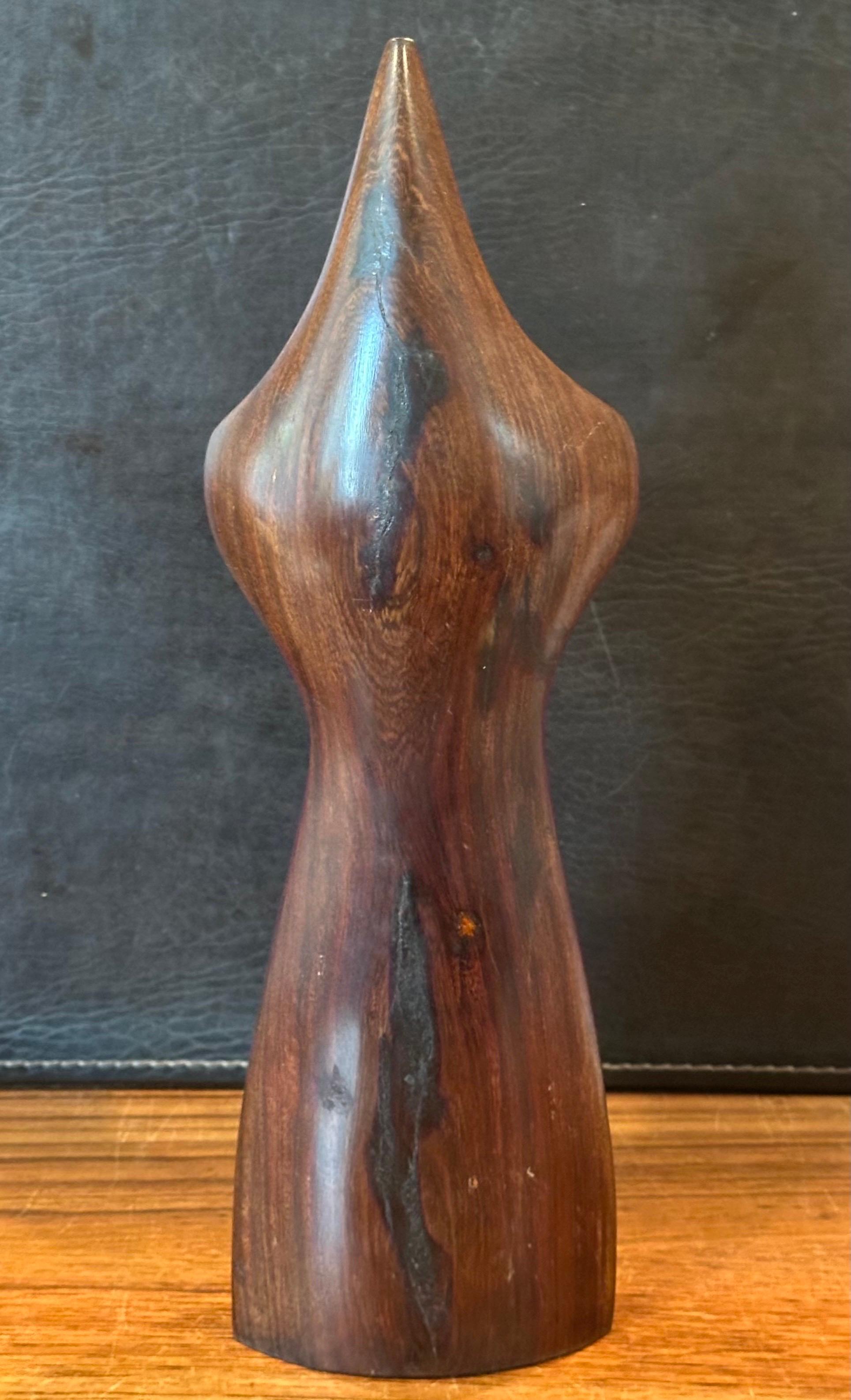 Sculpture moderniste en bois dur, sculptée à la main, représentant une femme en vente 4