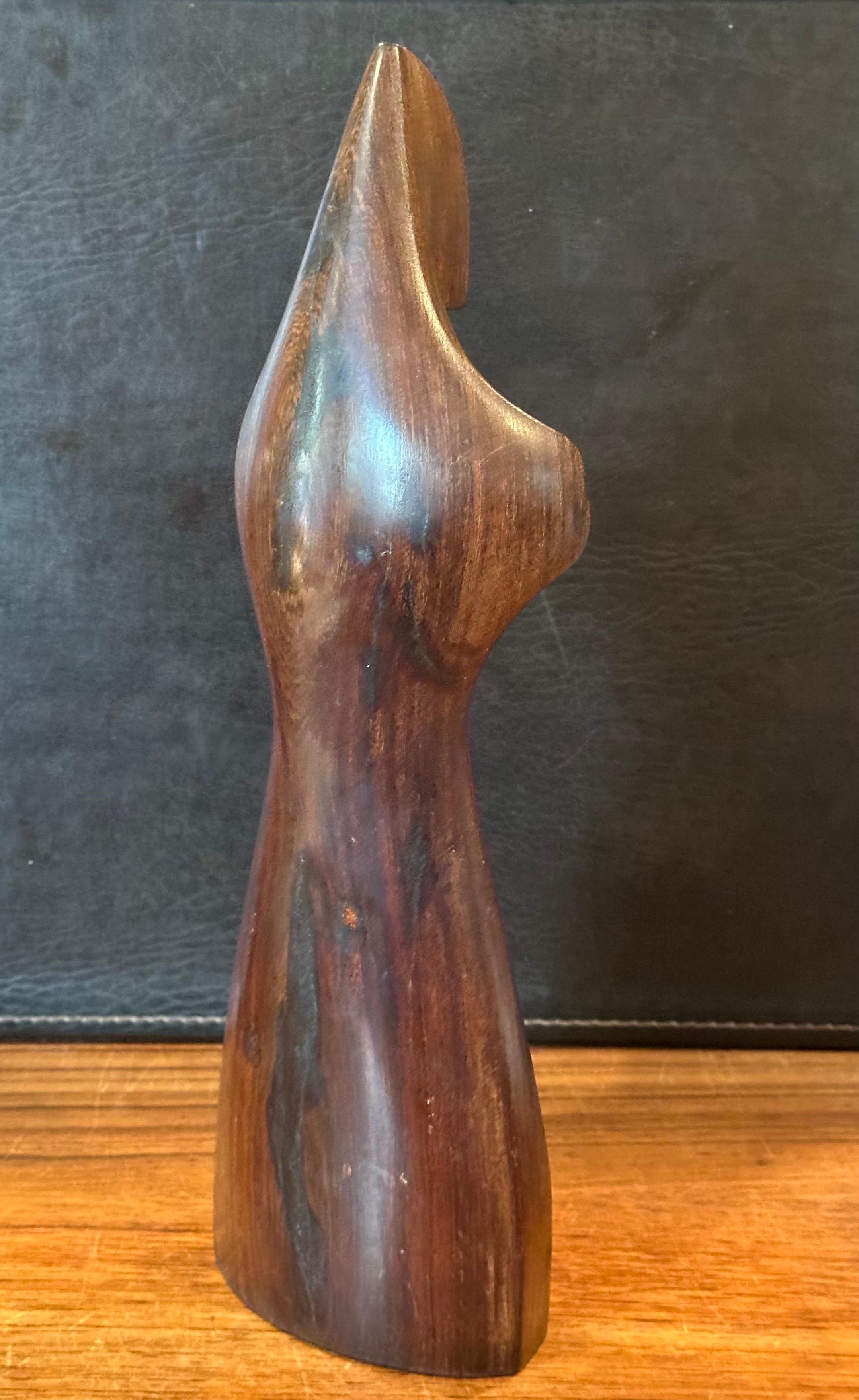 Sculpture moderniste en bois dur, sculptée à la main, représentant une femme en vente 5