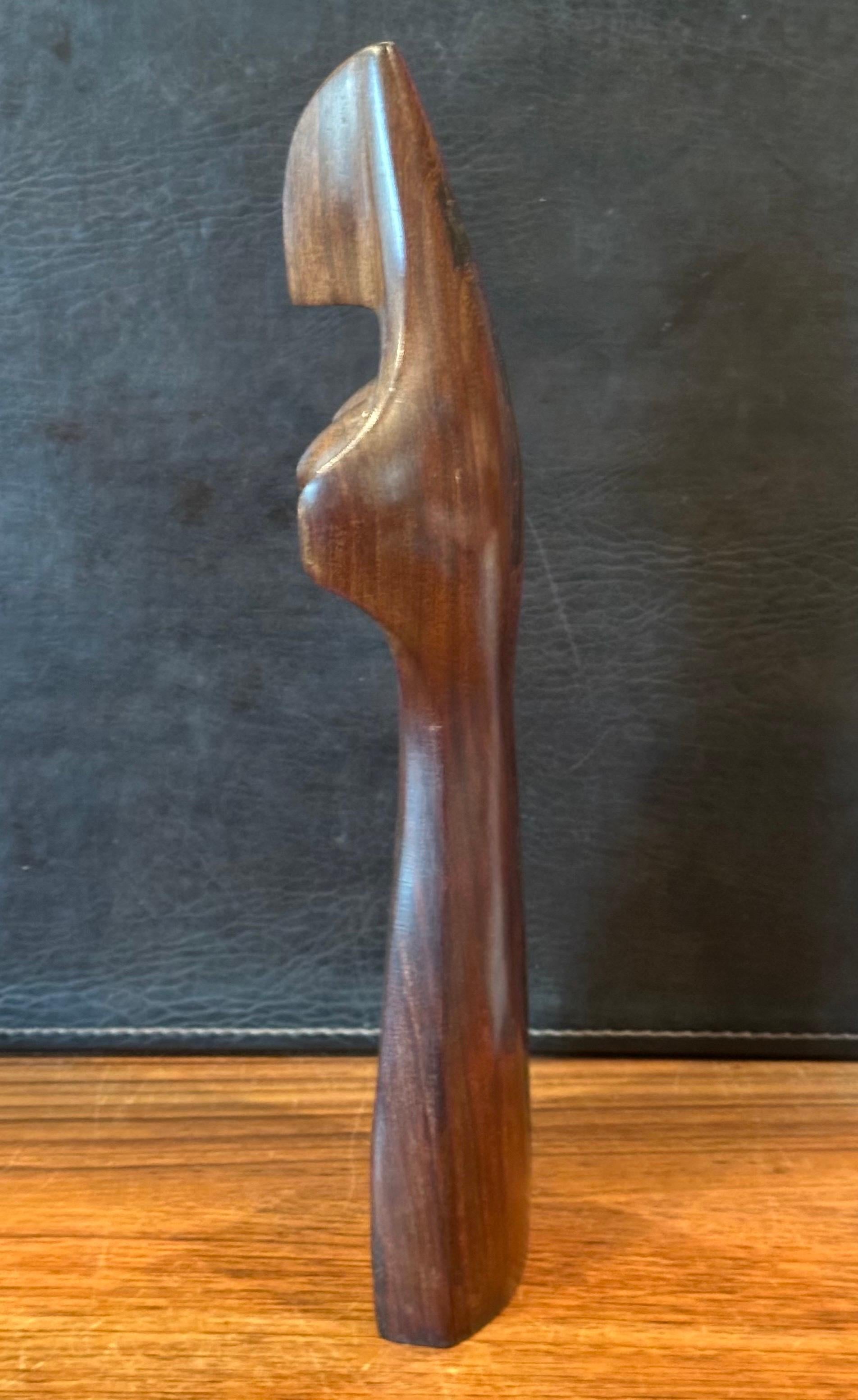 Sculpture moderniste en bois dur, sculptée à la main, représentant une femme en vente 6
