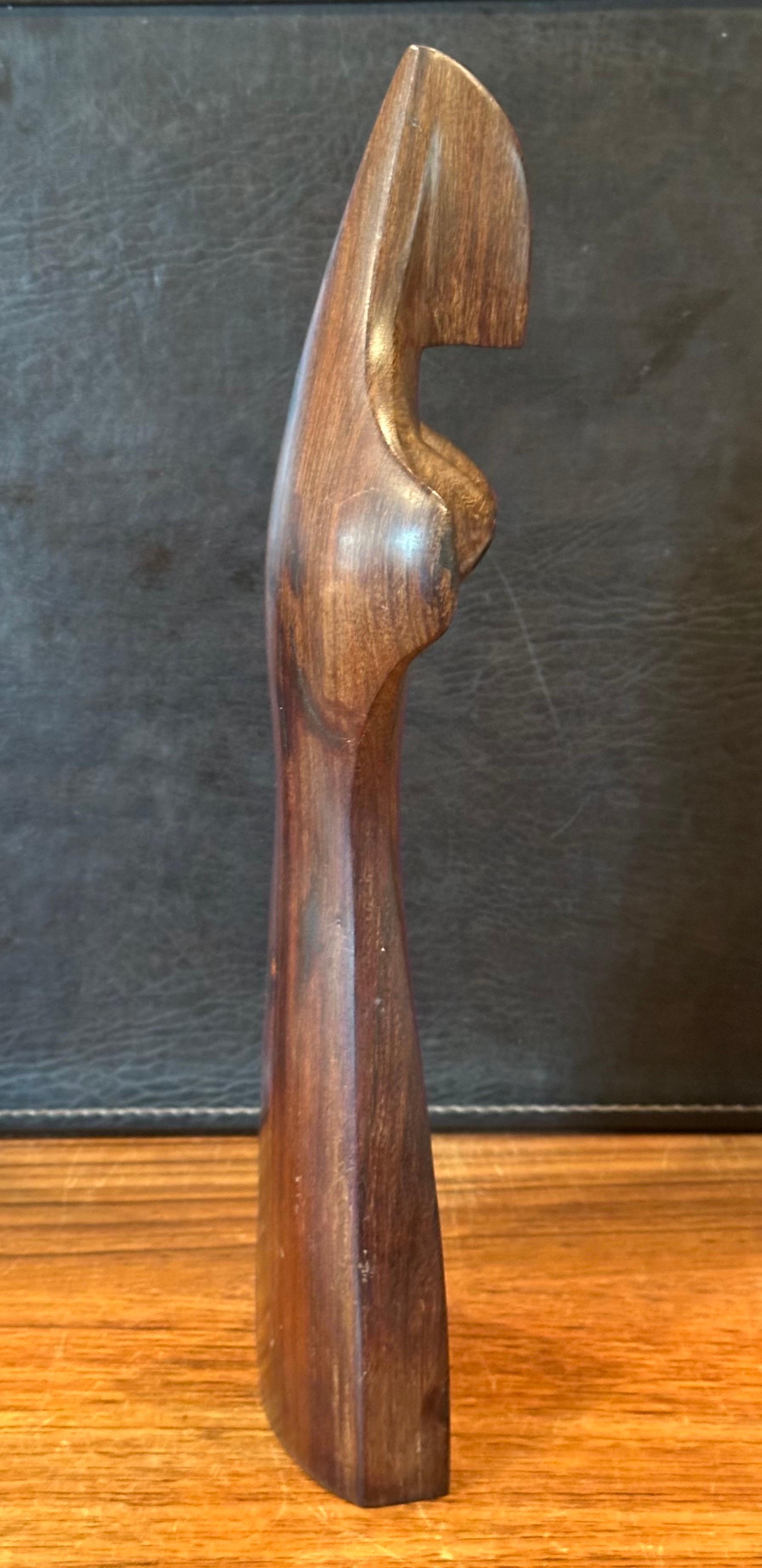 Sculpture moderniste en bois dur, sculptée à la main, représentant une femme en vente 7