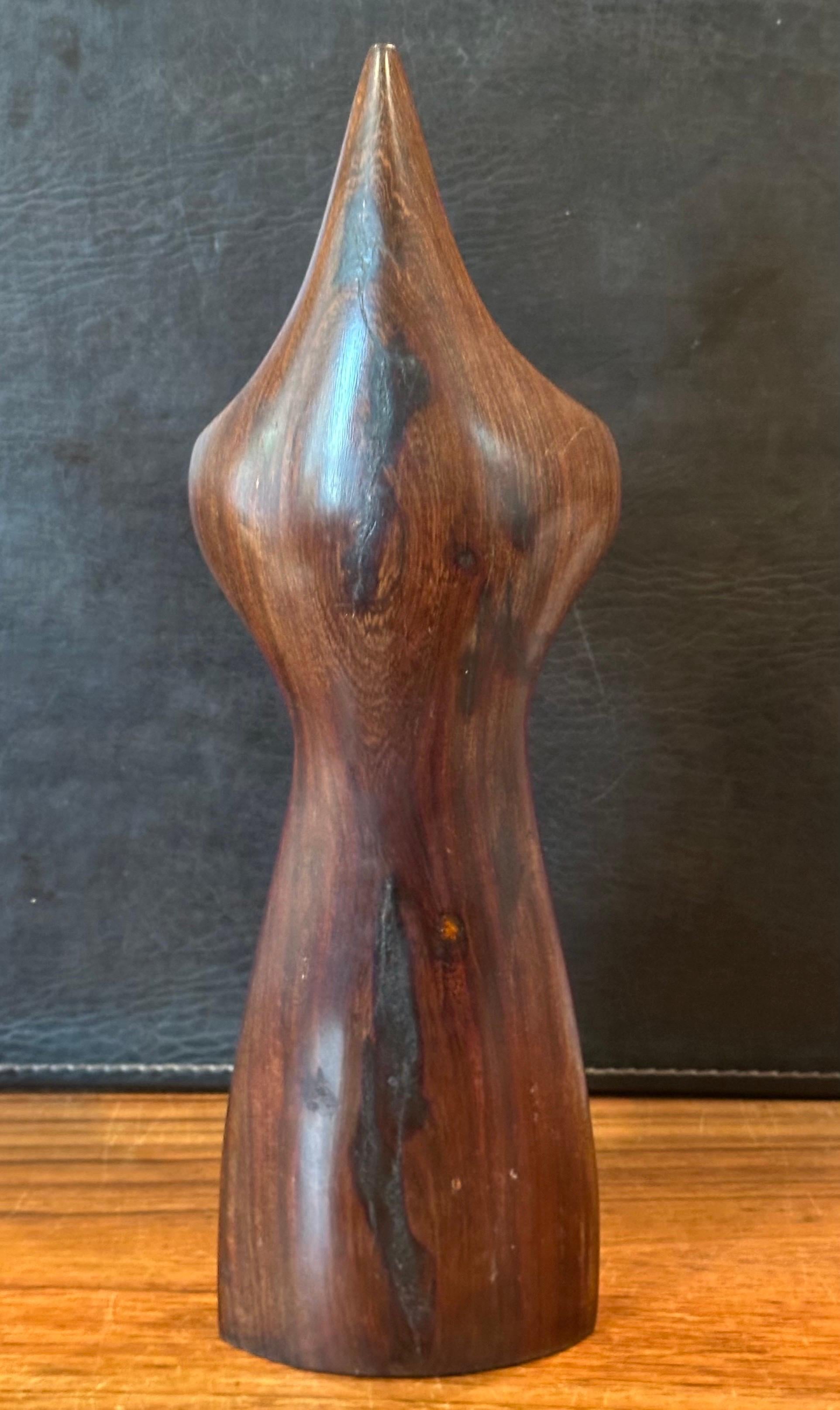 Sculpture moderniste en bois dur, sculptée à la main, représentant une femme en vente 8