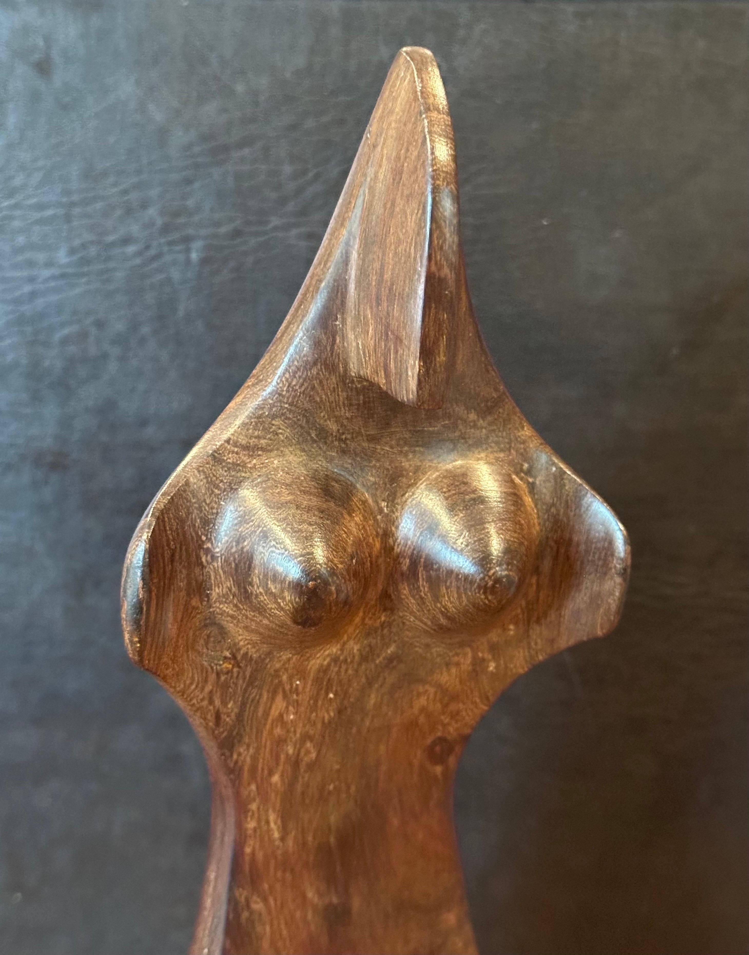 Sculpture moderniste en bois dur, sculptée à la main, représentant une femme en vente 9