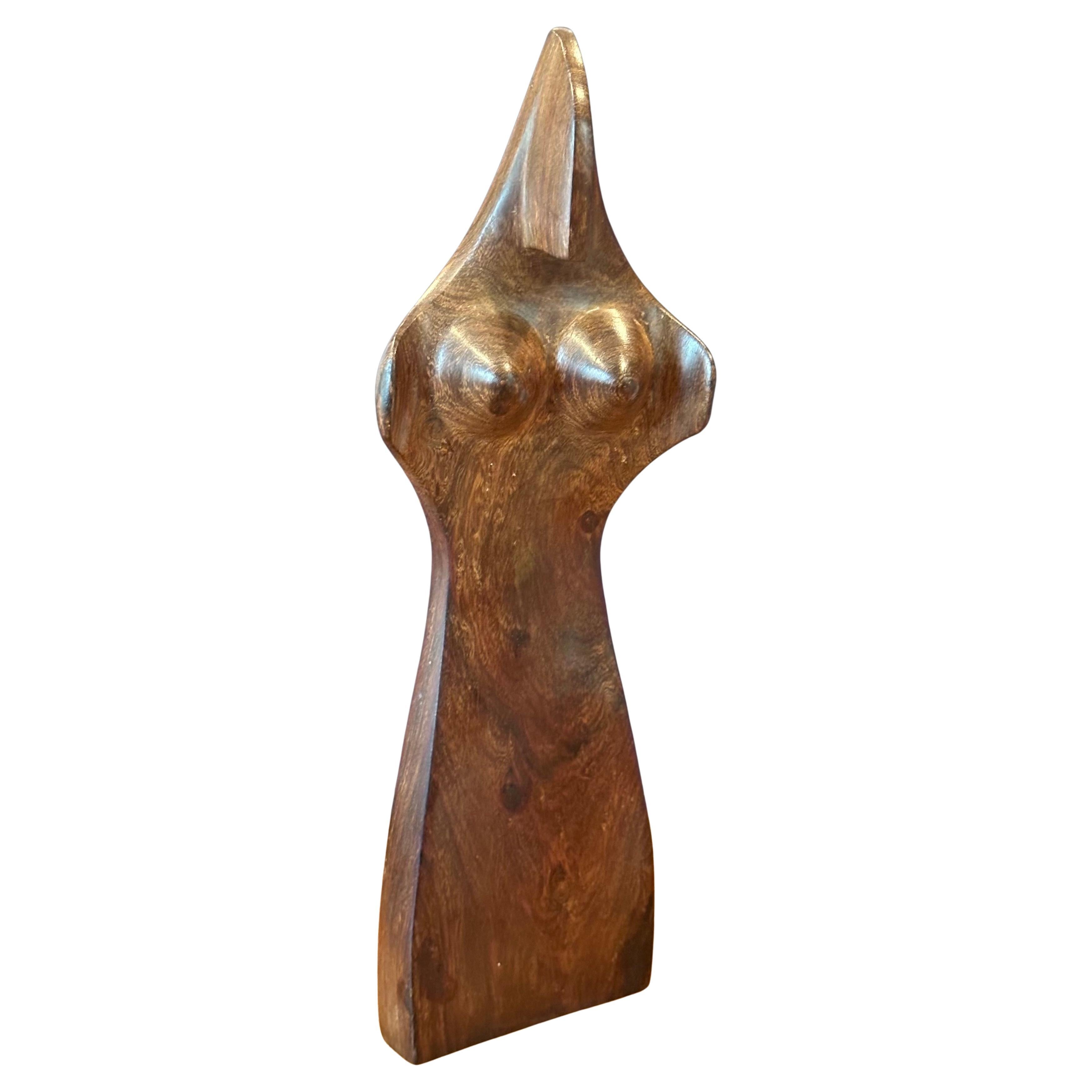 Sculpture moderniste en bois dur, sculptée à la main, représentant une femme en vente 10