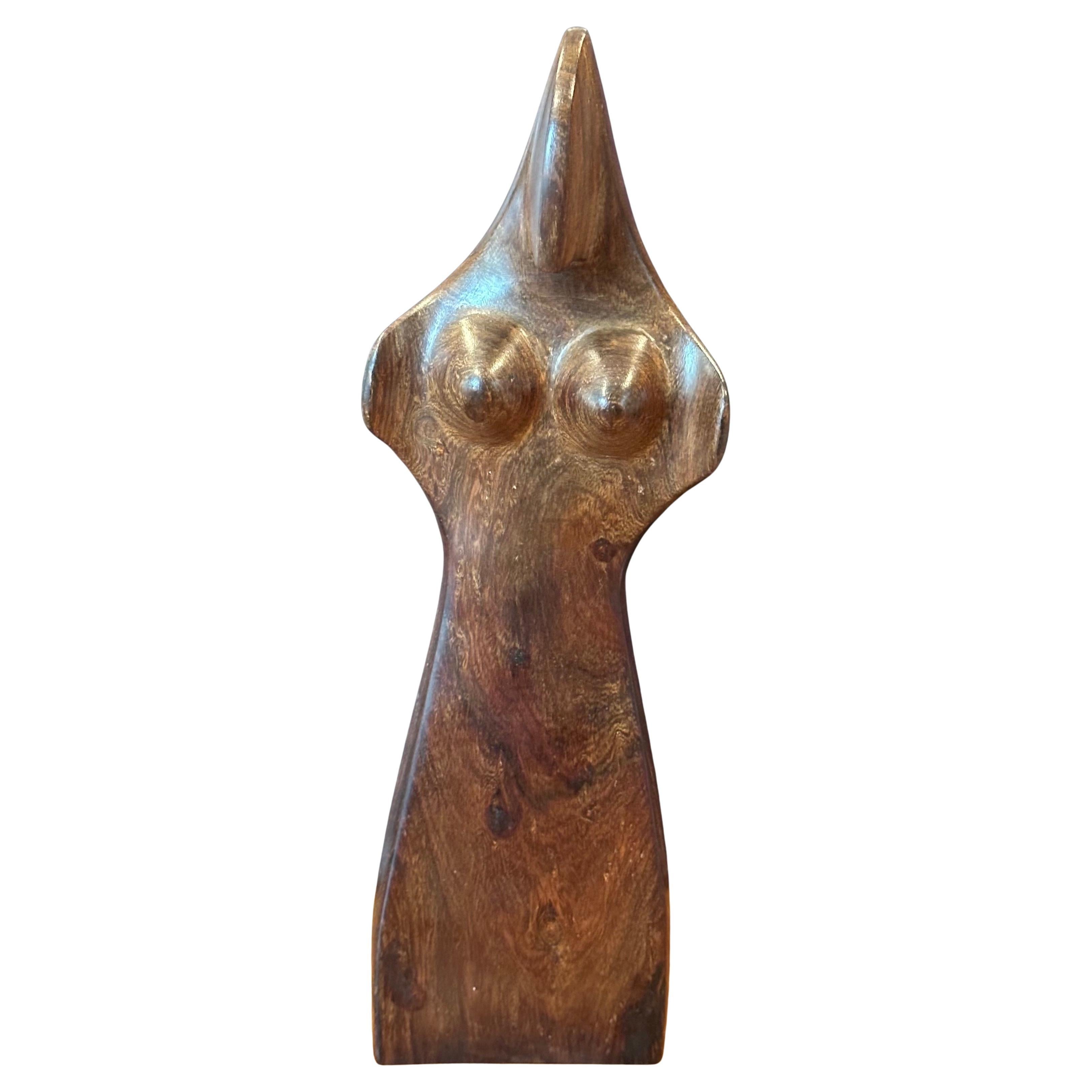 Une très belle sculpture moderniste en bois dur, sculptée à la main, représentant une femme, vers les années 1970. La complexité de la pièce est étonnante et elle semble avoir été sculptée à la main dans un bois dur (probablement du bois de rose ou