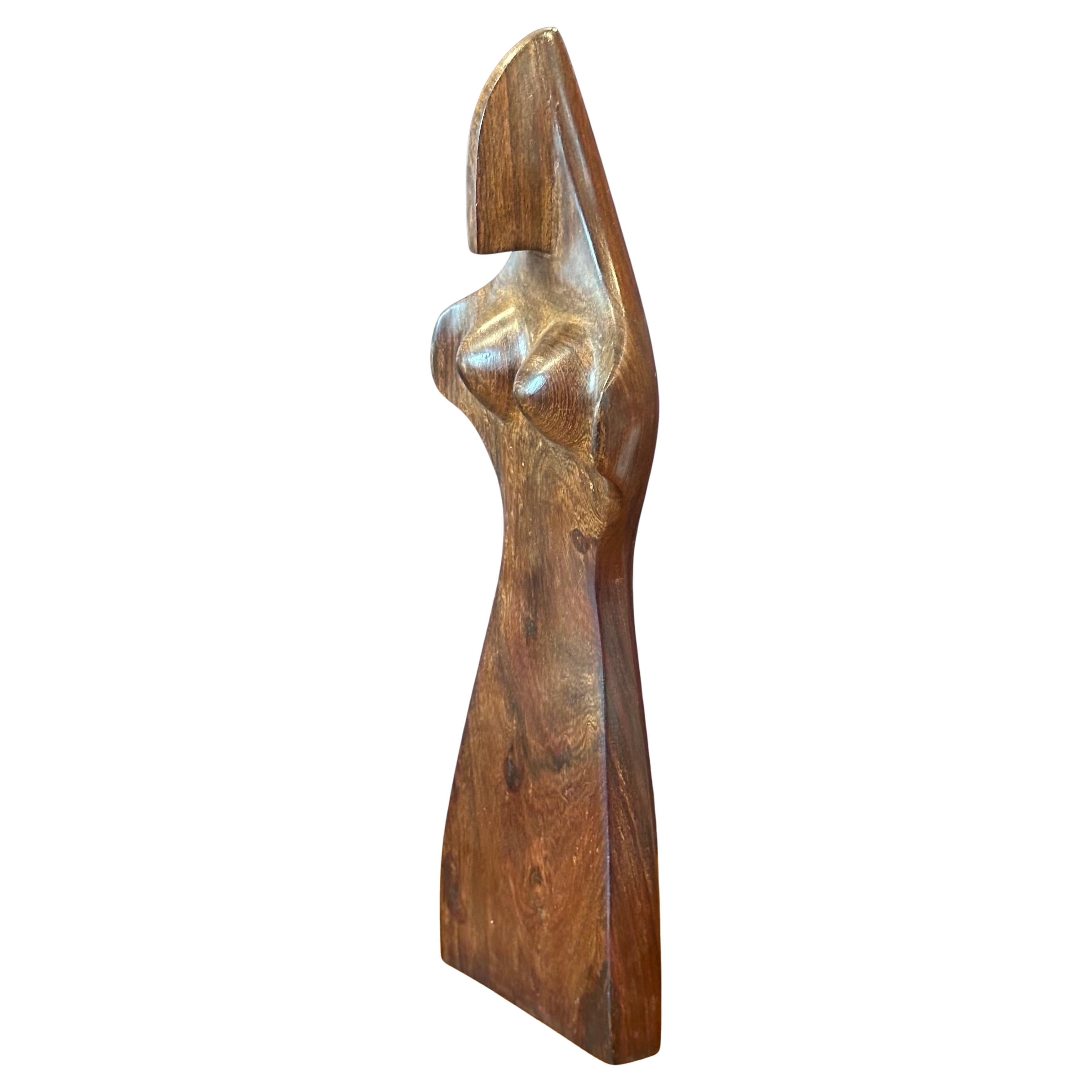 Moderne Sculpture moderniste en bois dur, sculptée à la main, représentant une femme en vente