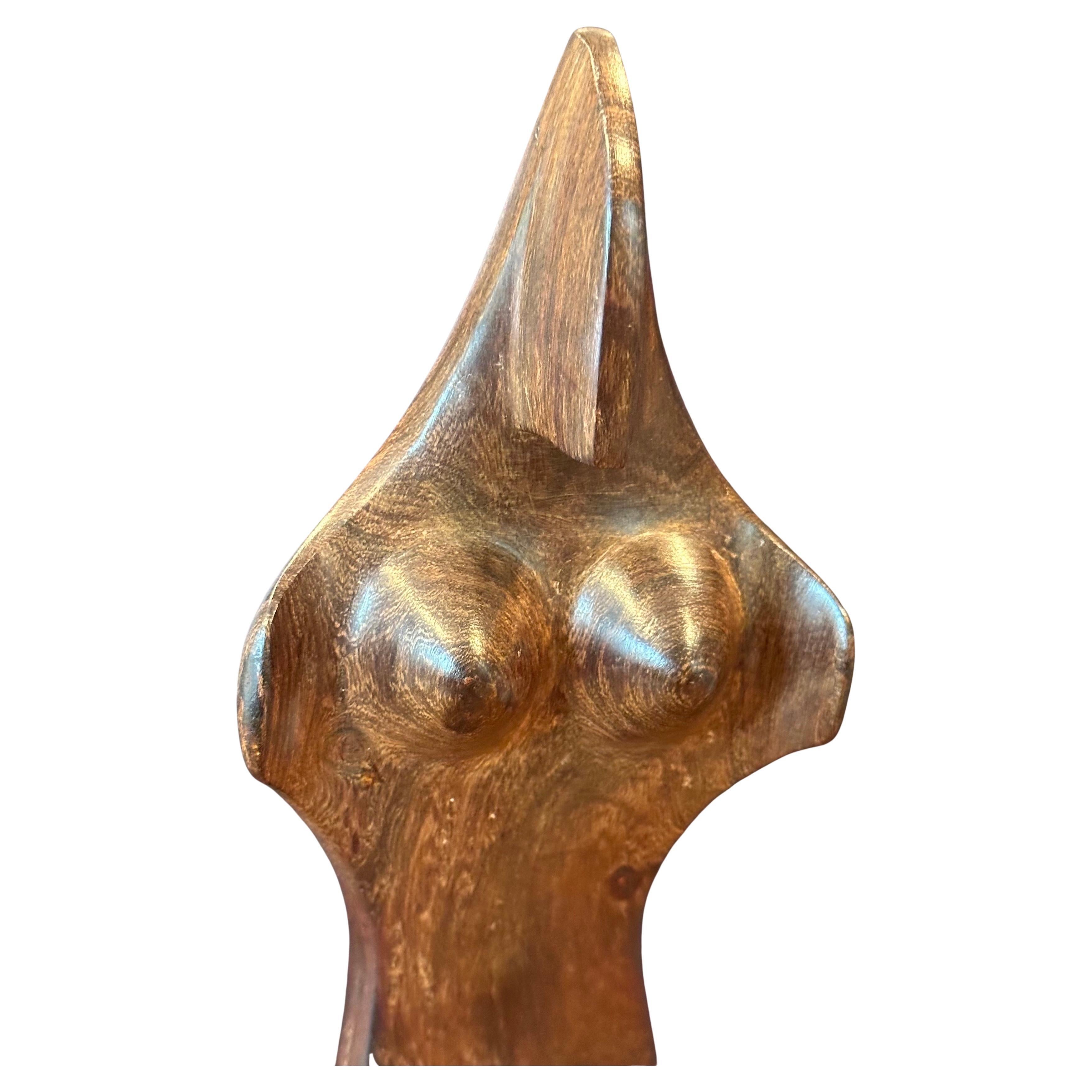 Américain Sculpture moderniste en bois dur, sculptée �à la main, représentant une femme en vente
