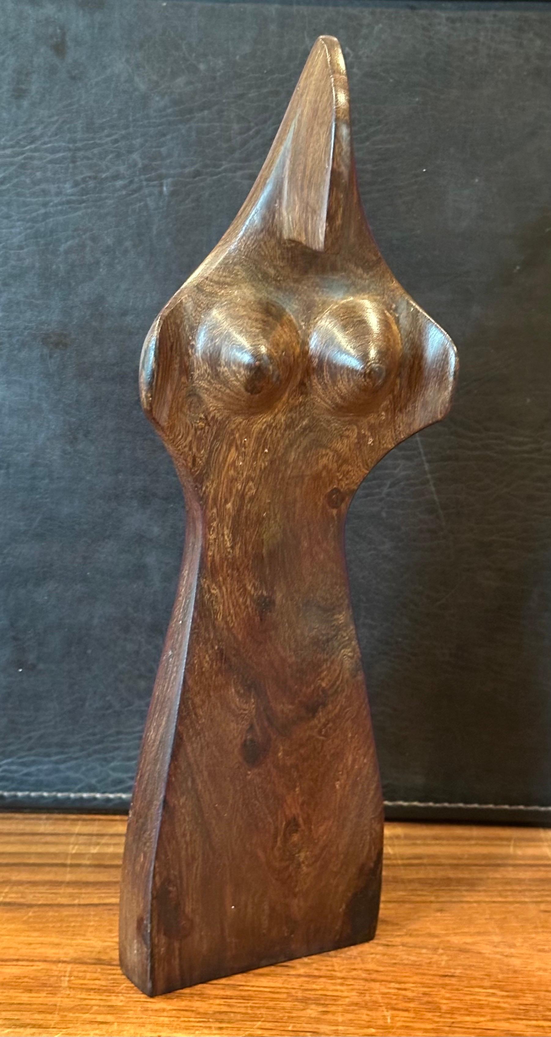 Sculpté à la main Sculpture moderniste en bois dur, sculptée à la main, représentant une femme en vente