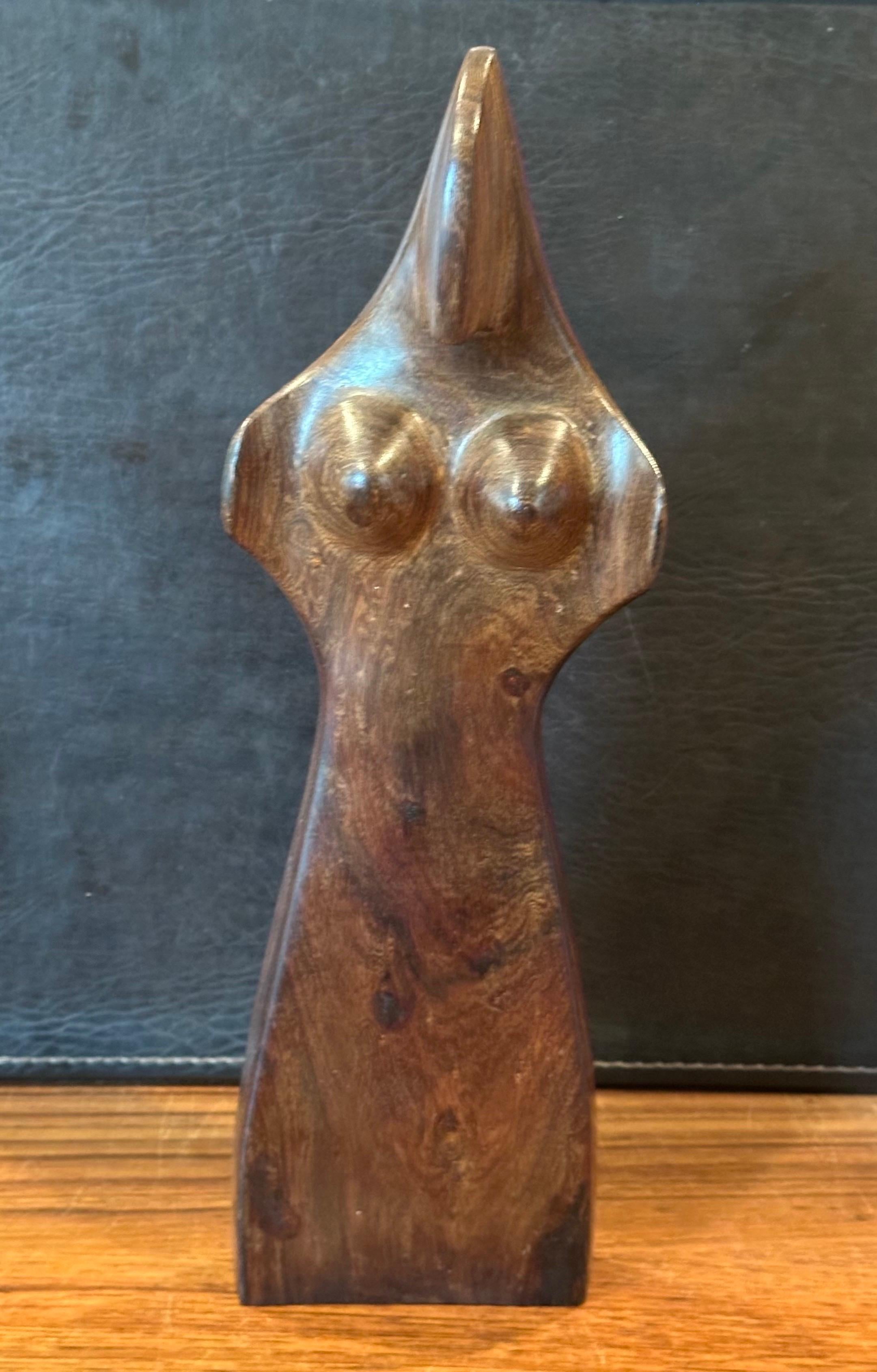 Sculpture moderniste en bois dur, sculptée à la main, représentant une femme Bon état - En vente à San Diego, CA