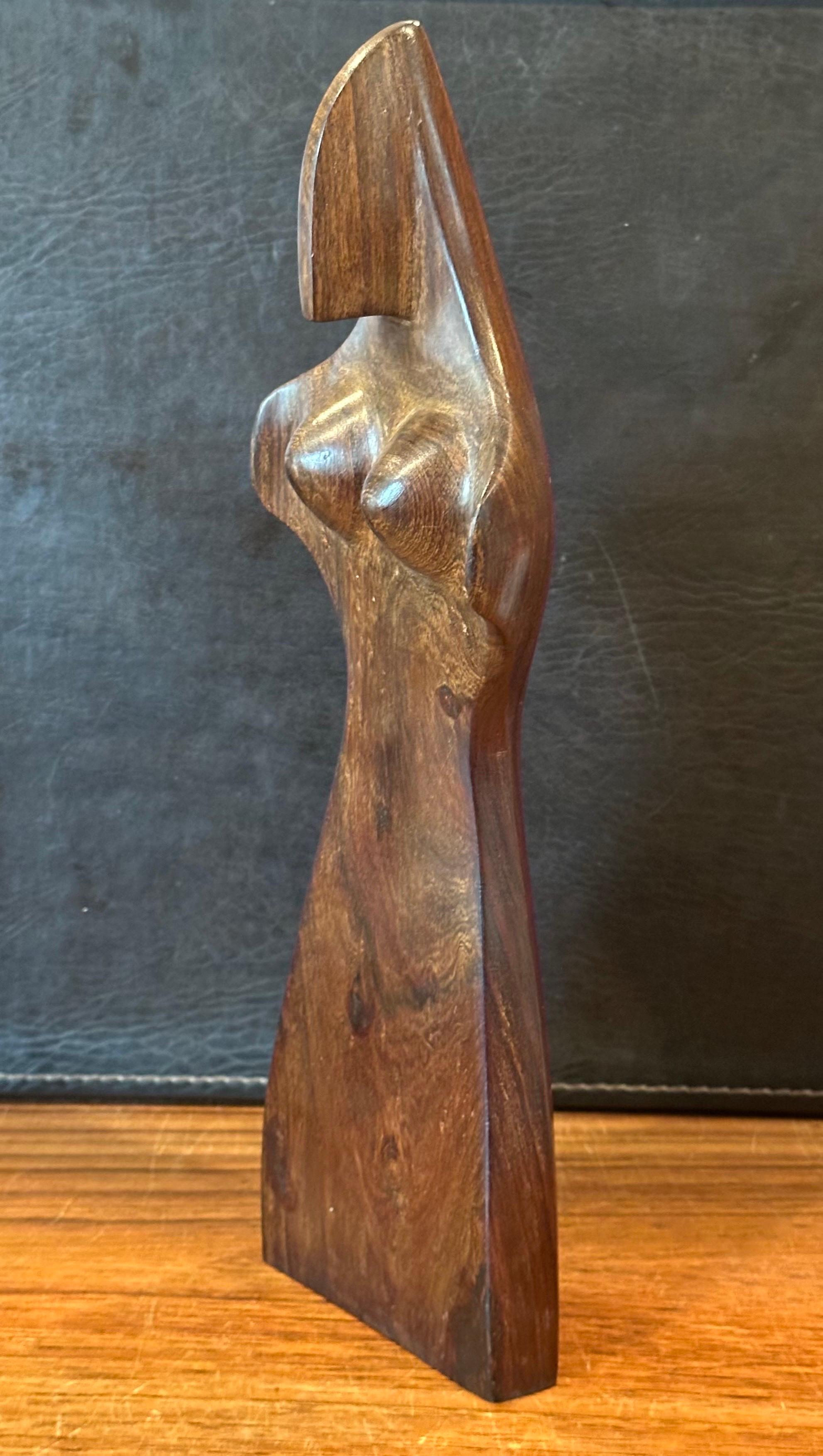 20ième siècle Sculpture moderniste en bois dur, sculptée à la main, représentant une femme en vente