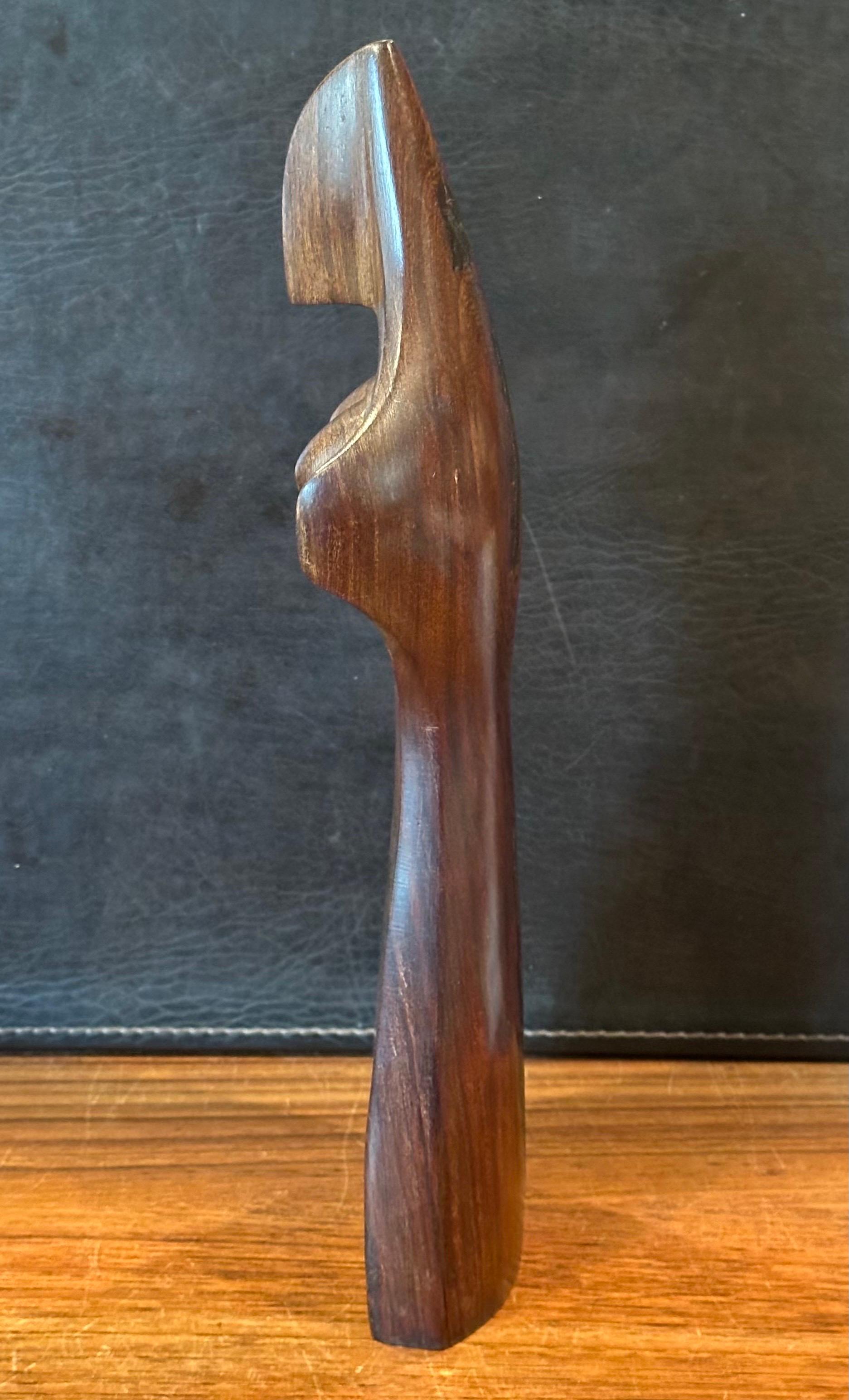 Bois de feuillus Sculpture moderniste en bois dur, sculptée à la main, représentant une femme en vente